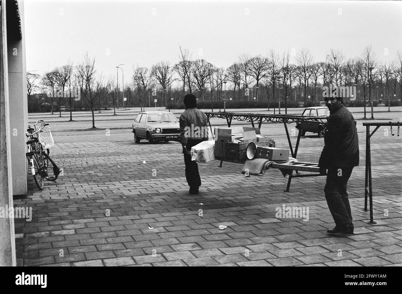 County Hall à Assen occupé par les Moluccans; négociateurs avec échelle avec des médicaments et des aliments, 14 mars 1978, MÉDICAMENTS, MAISONS DE PROVINCE, NOURRITURE, occupant Banque D'Images