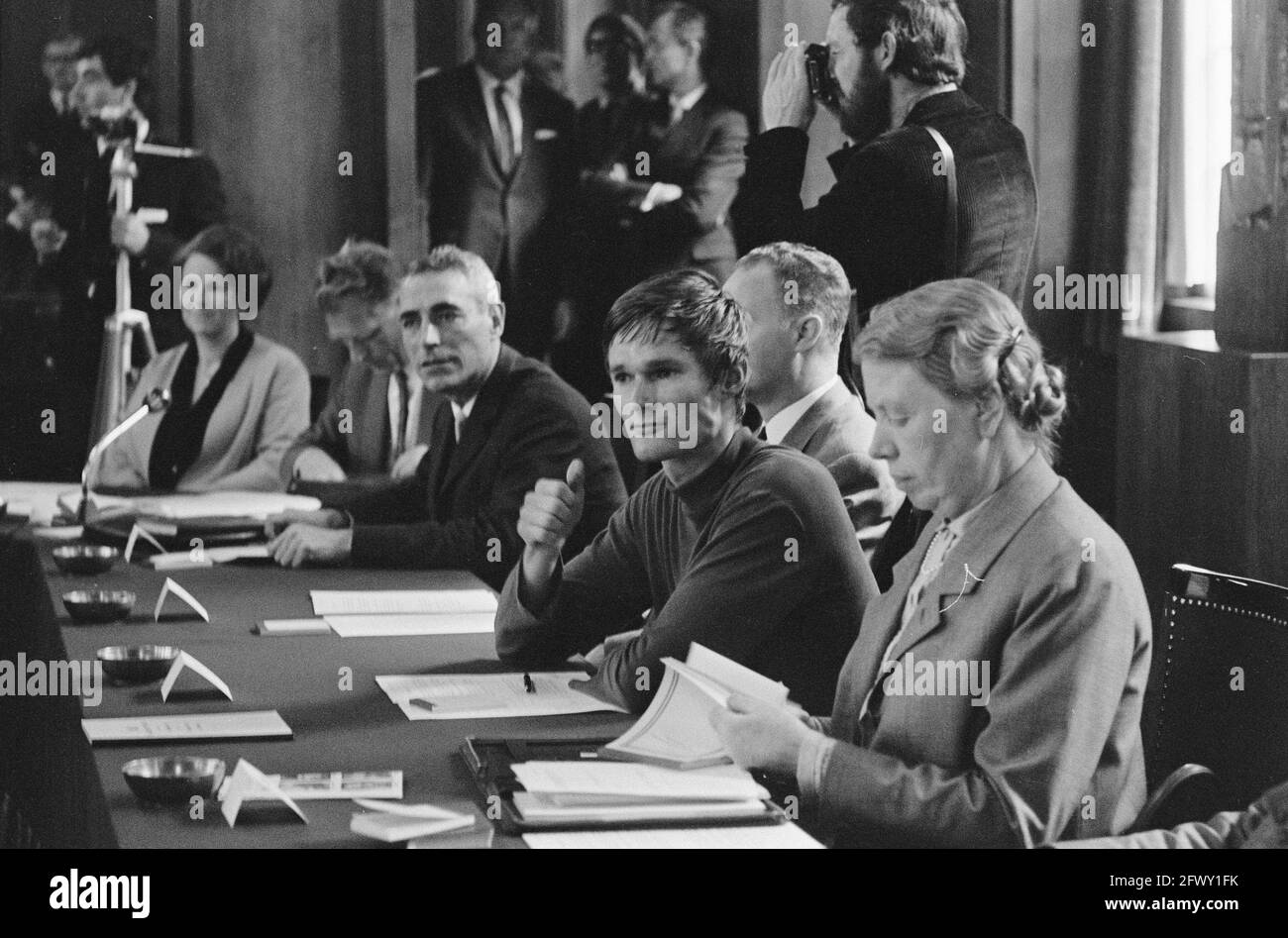 Provost Bernhard de Vries parmi les autres membres du conseil, 6 septembre 1966, conseils municipaux, portraits de groupe, Membres du conseil, réunions, pays-Bas, Banque D'Images