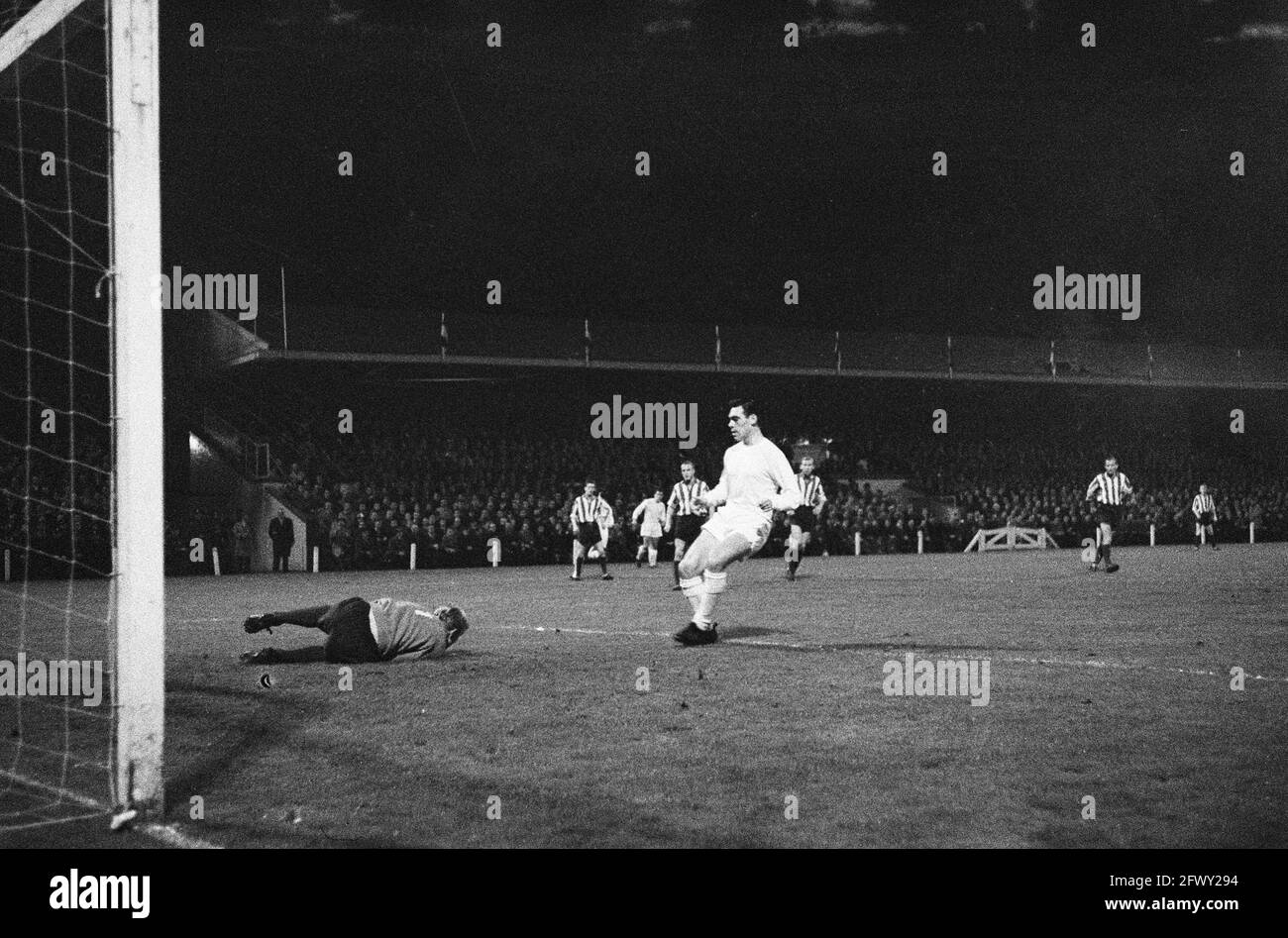 PSV et Esbjerg 7-1. Theunissen marque le premier but pour PSV et il devient 1-1, 9 octobre 1963, sport, football, pays-Bas, âge de la presse du xxe siècle Banque D'Images