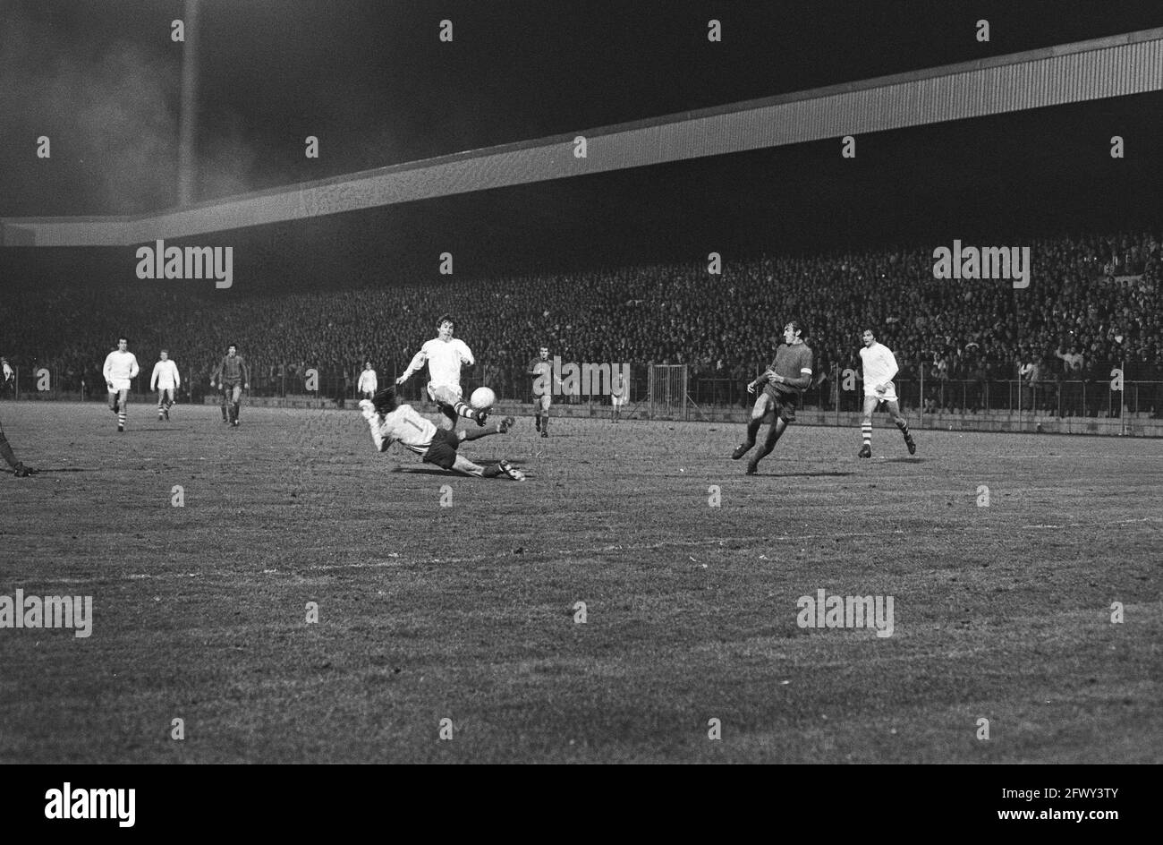 PSV contre Steana 4-0; coupe d'Europe II, no 7: W. Veenstr scores 1-0, no 8: Encourager les joueurs de PSV, 21 octobre 1970, sports, football, Pays-Bas, 2 Banque D'Images