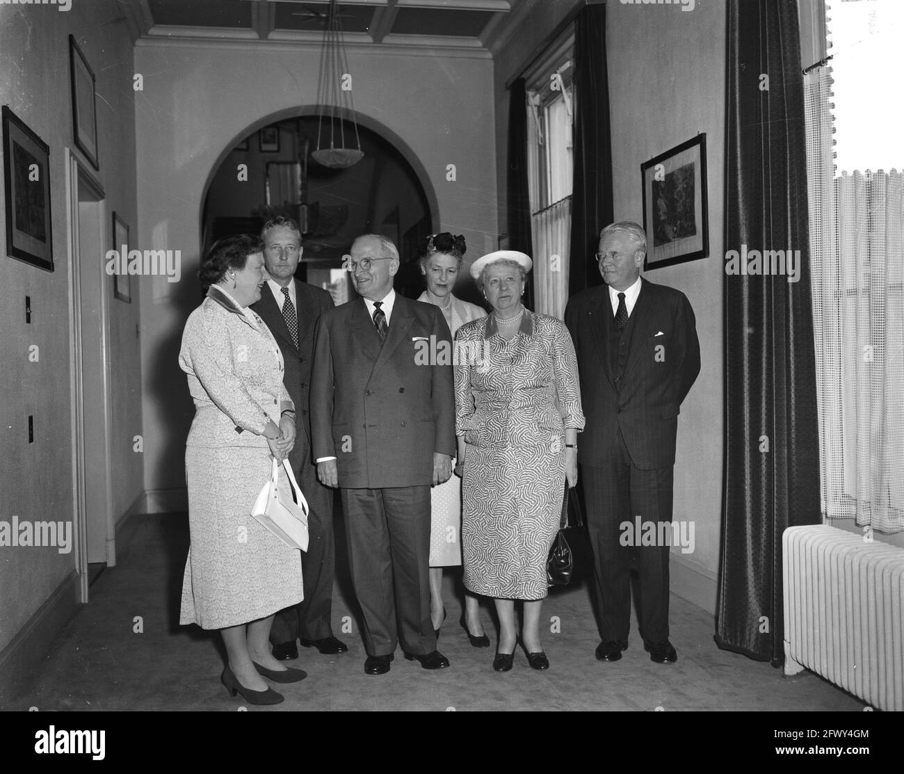 L'ancien président Truman a été reçu par la reine Juliana au Palais Soestdijk. FLTR. La Reine Juliana, M. Woodword, Harry Truman, Mme Woodword, Mme Truman, U. Banque D'Images