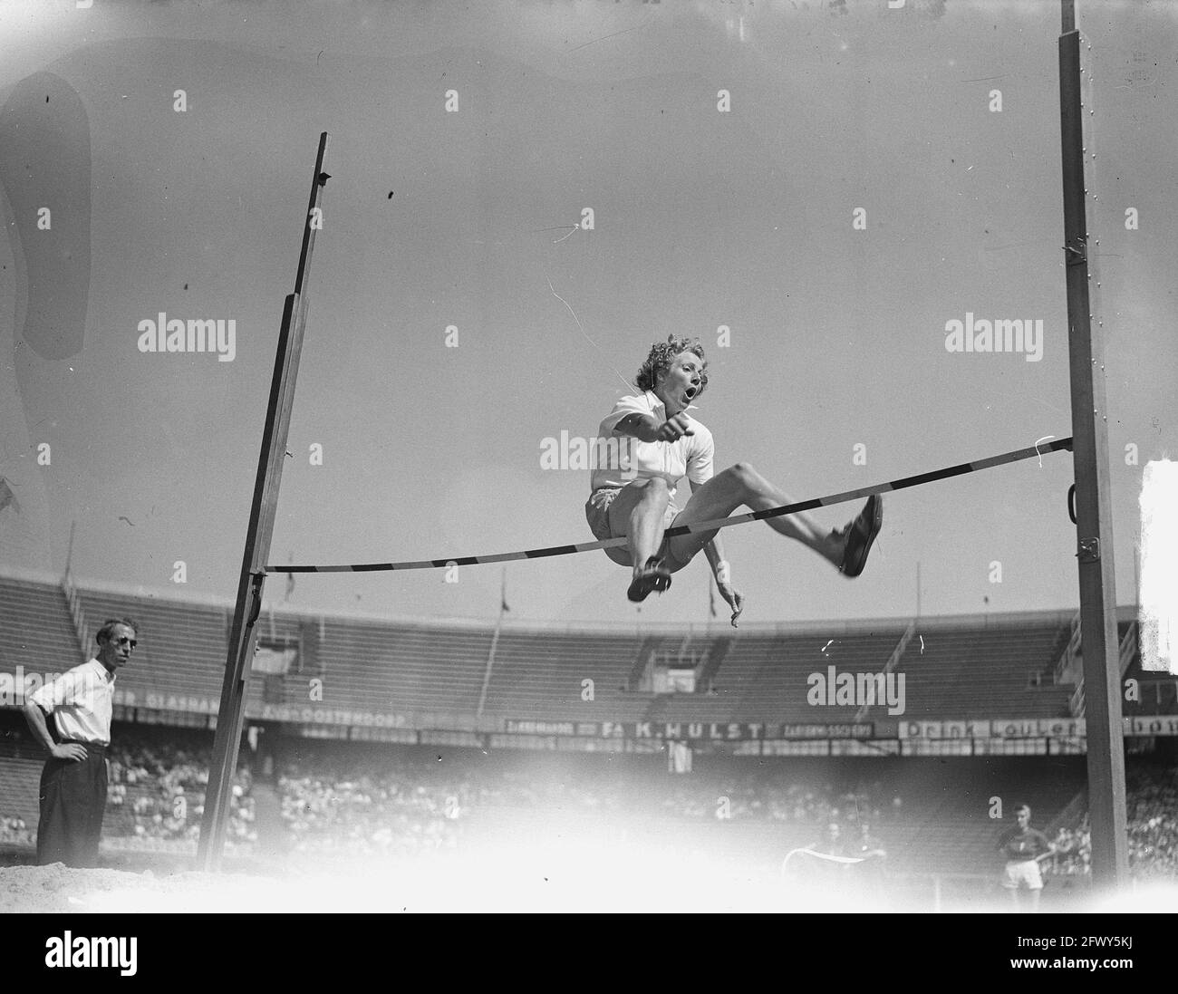 Athlétisme femmes pays-Bas-Italie. Fanny Blankers-Koen (saut en hauteur), 24 juillet 1949, athlétisme, sport, Pays-Bas, photo de l'agence de presse du XXe siècle Banque D'Images