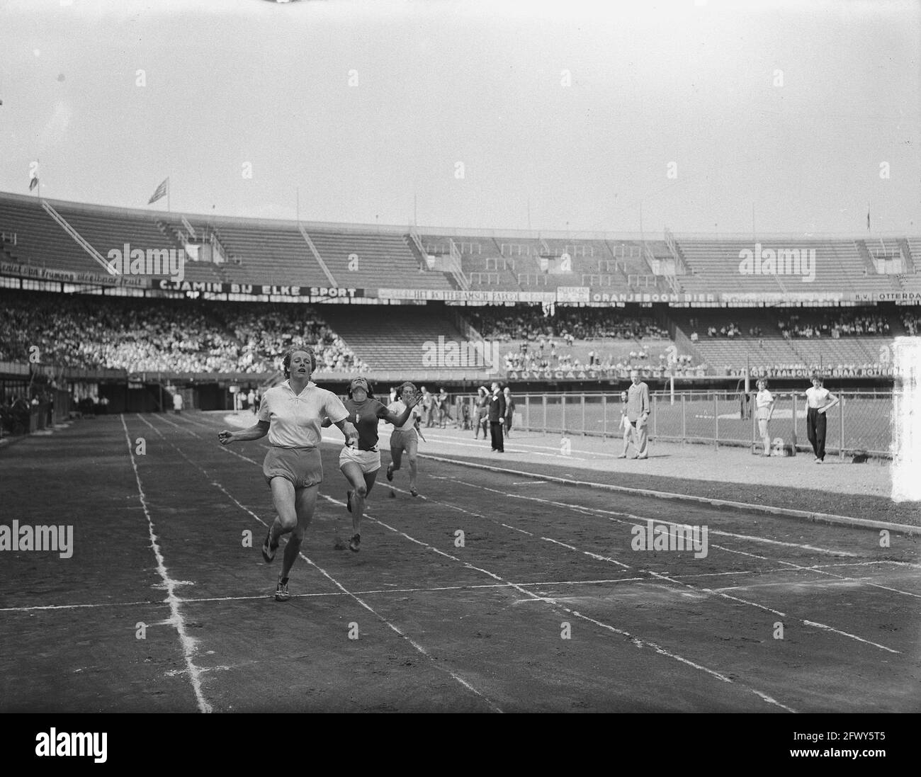 Athlétisme femmes pays-Bas-Italie. Finition 100 m Fanny Blankers-Koen, 24 juillet 1949, athlétisme, sport, Pays-Bas, Agence de presse du XXe siècle phot Banque D'Images