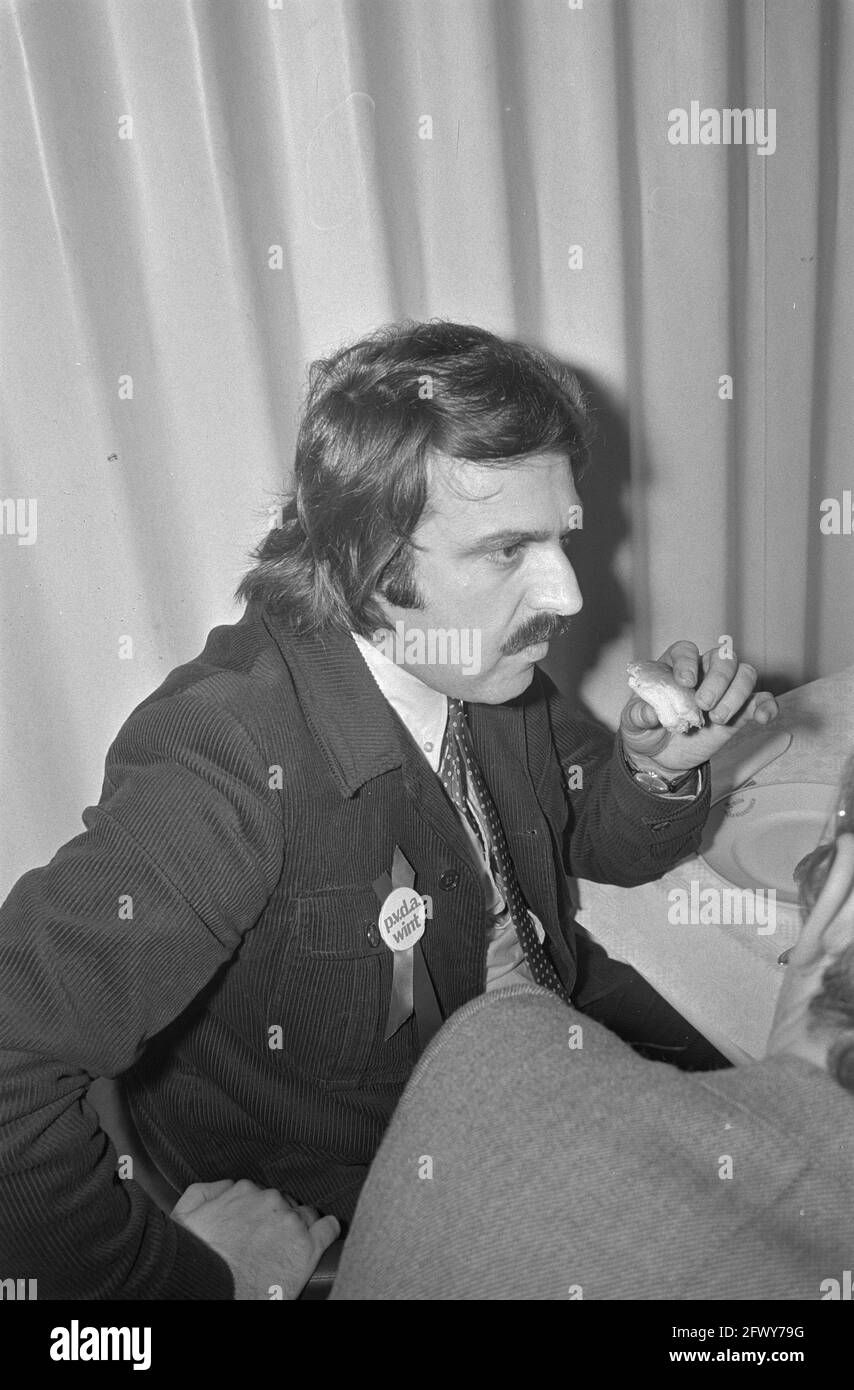 PvdA-Congress, Amsterdam; Van der Louw , Head, Eats sandwich, 5 février 1971, Congrès, pays-Bas, Agence de presse du XXe siècle photo, news to Banque D'Images