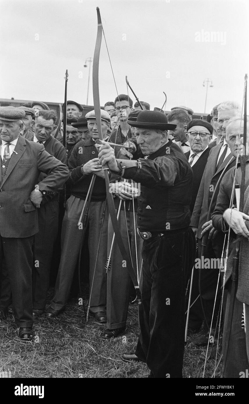 La vieille gloire en action à Kruiningen. Tir à la main en costume de Zeeland, 15 juin 1963, costumes, pays-Bas, Agence de presse du XXe siècle photo, news to Banque D'Images