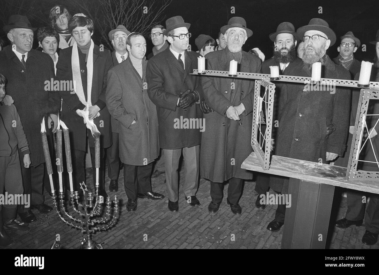 Les rabbins tiennent une manifestation contre le procès de Leningrad à l'ambassade de Russie à la Haye, le 24 décembre 1970, RABBINES, ambassades, Manifestations, pays-Bas Banque D'Images