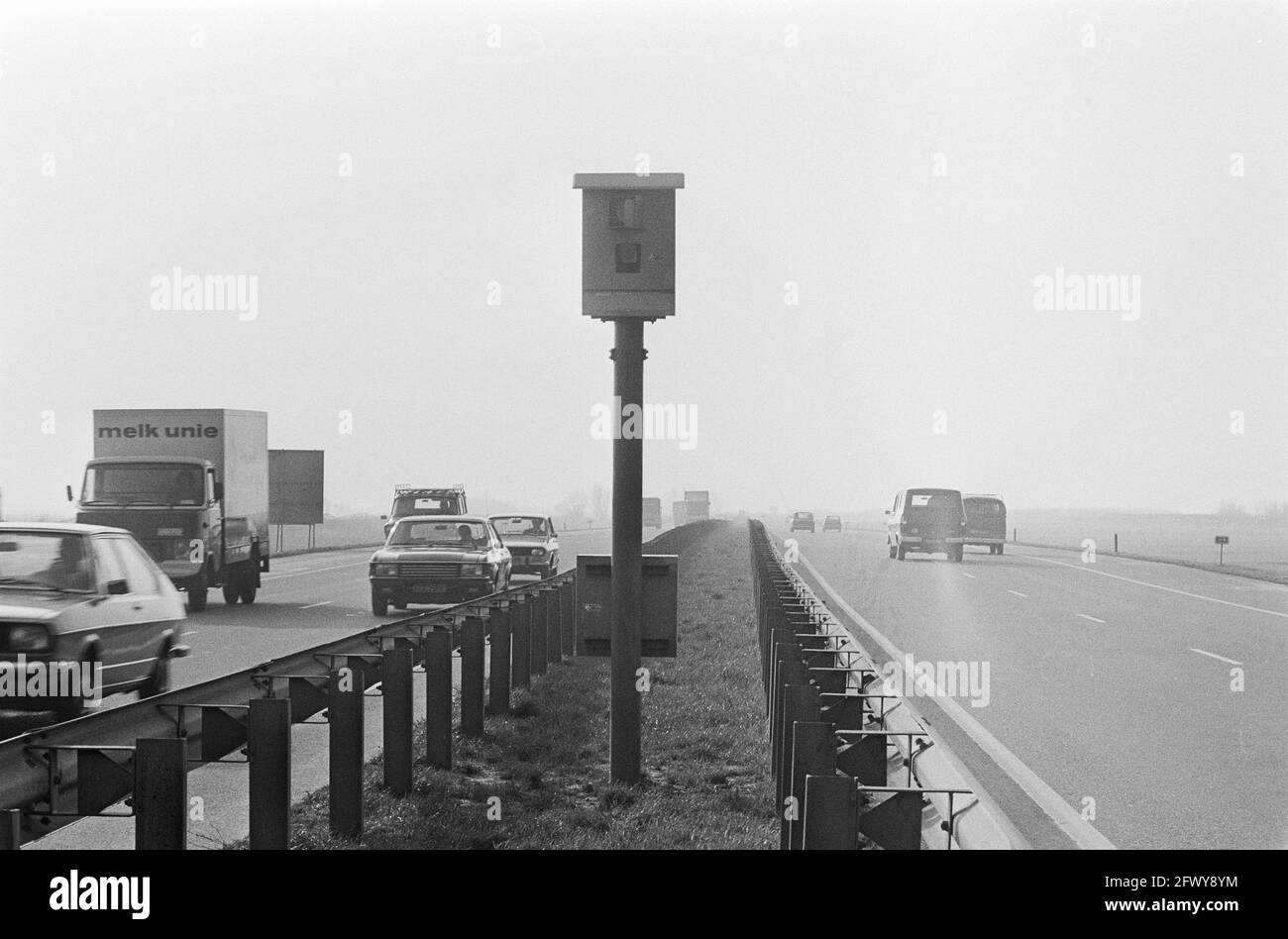 Poteau radar sur la route principale Amsterdam Den Haag pour attraper les  automobilistes en vitesse, 5 février 1975, automobilistes, poteaux radar,  Pays-Bas, 20e siècle p Photo Stock - Alamy