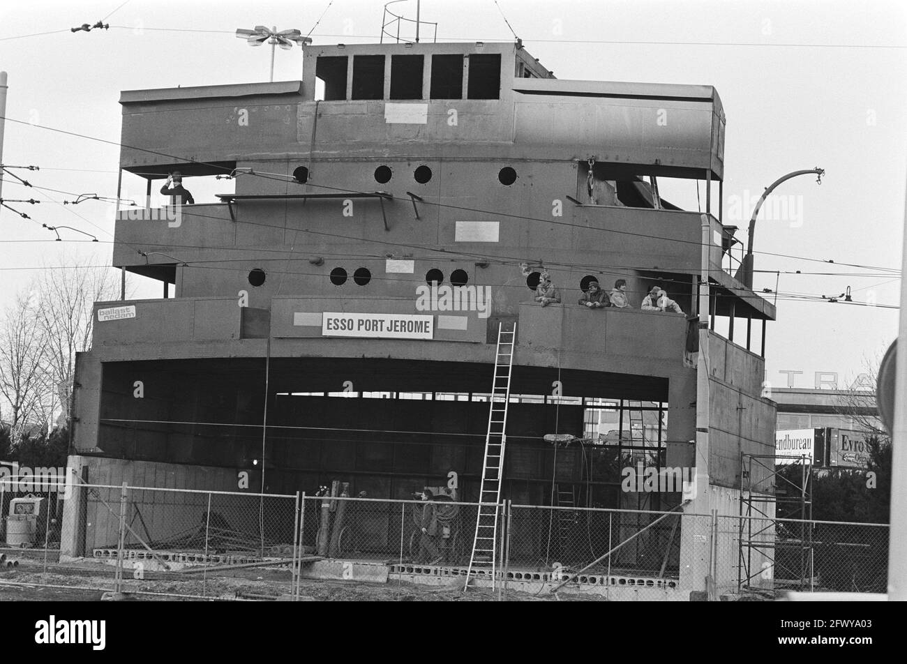 Ancien pont de navire du pétrolier Essopoort Jeromme placé et remis à neuf devant la gare de Rotterdam, le 7 janvier 1982, pétroliers, ponts de navire, Le Banque D'Images