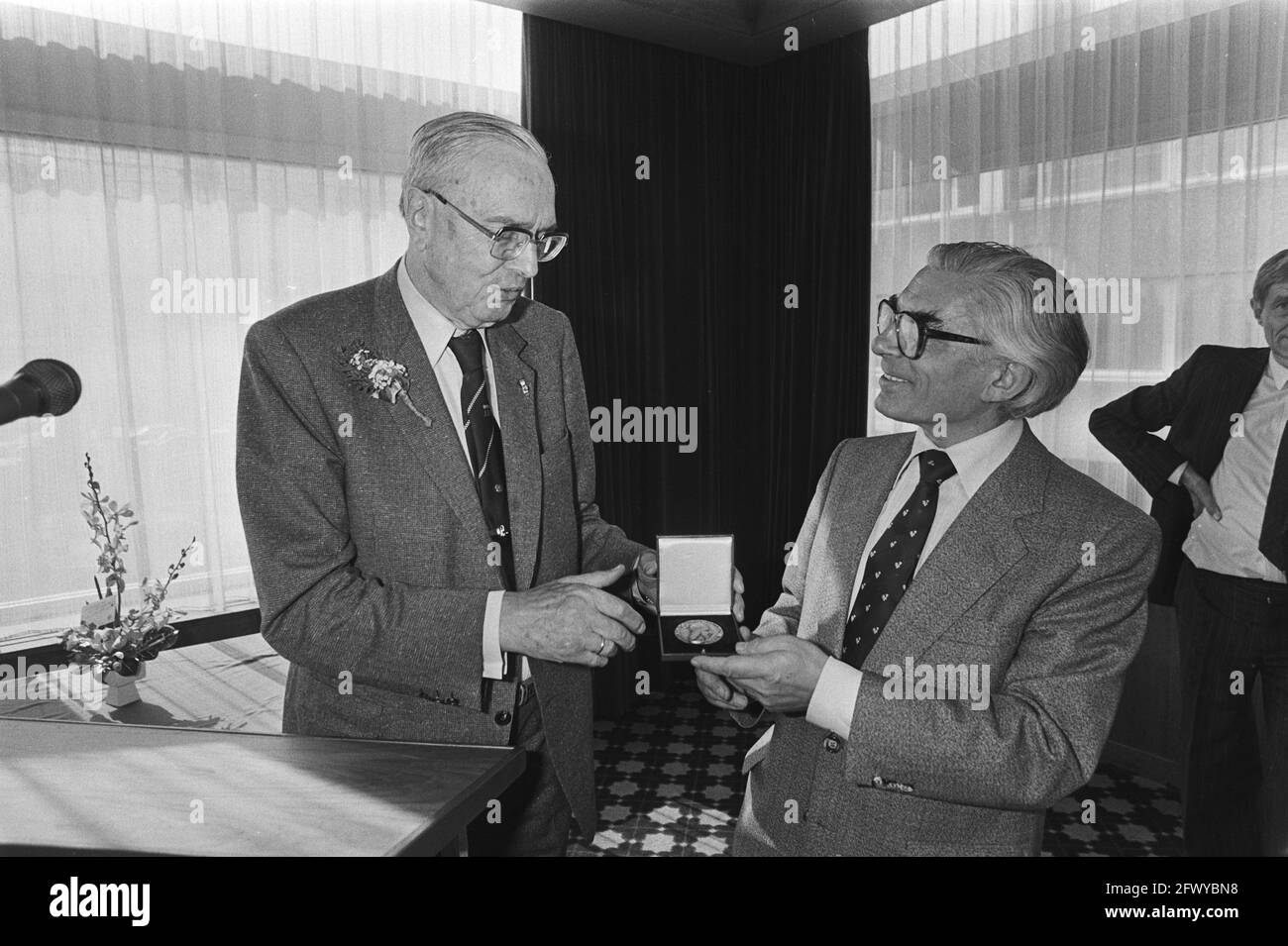 Réception à Amsterdam Cresthotel à l'occasion du 80e anniversaire de l'ancien champion du monde d'échecs Dr. Max Euwe et Polak de, 20 mai 1981, receptio Banque D'Images