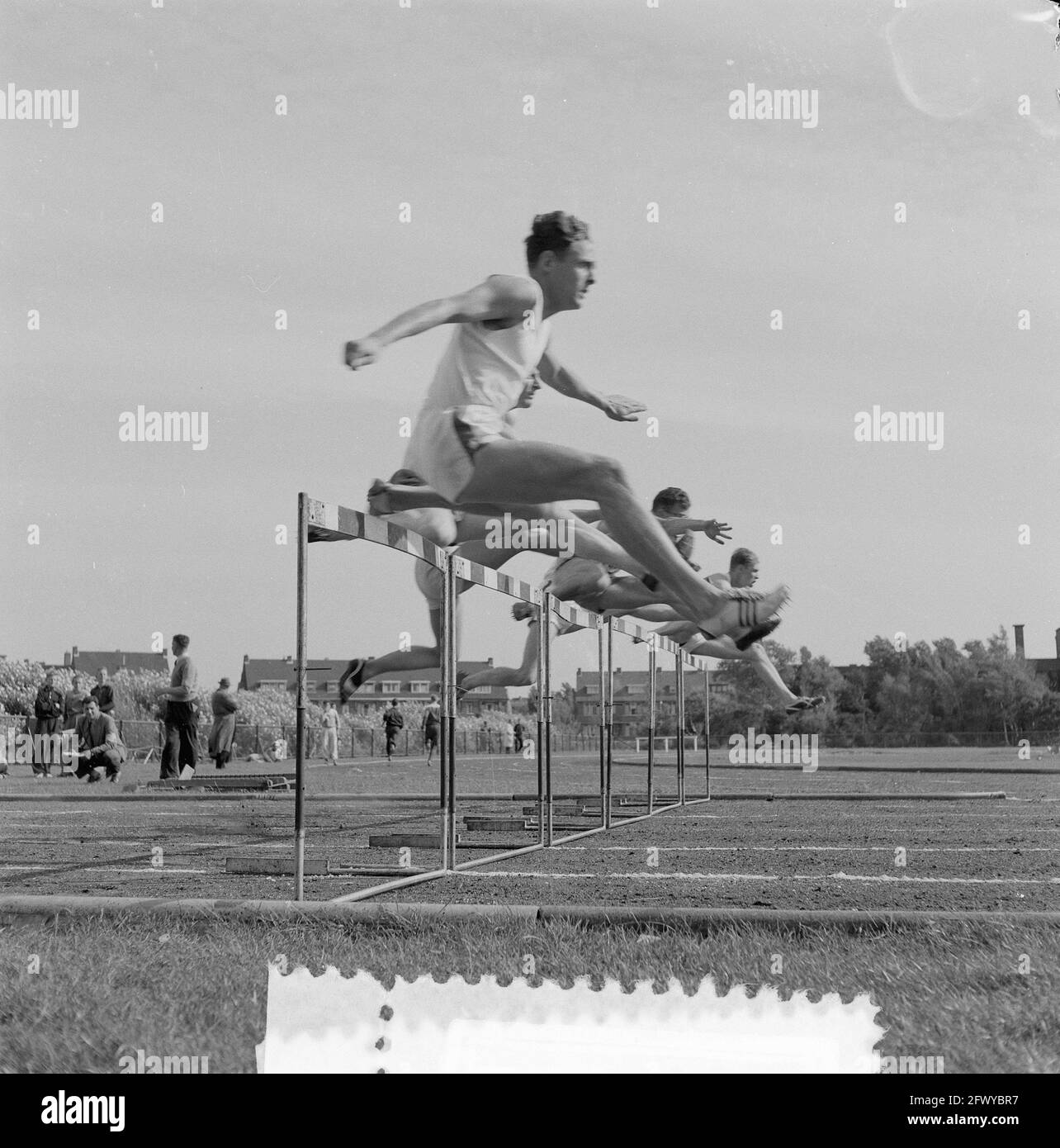 Athlétisme Prins Hendrikbeker finale de la Haye 110 haies, 11 septembre 1955, ATLETICS, finales, Haies, pays-Bas, Agence de presse du 20e siècle ph Banque D'Images
