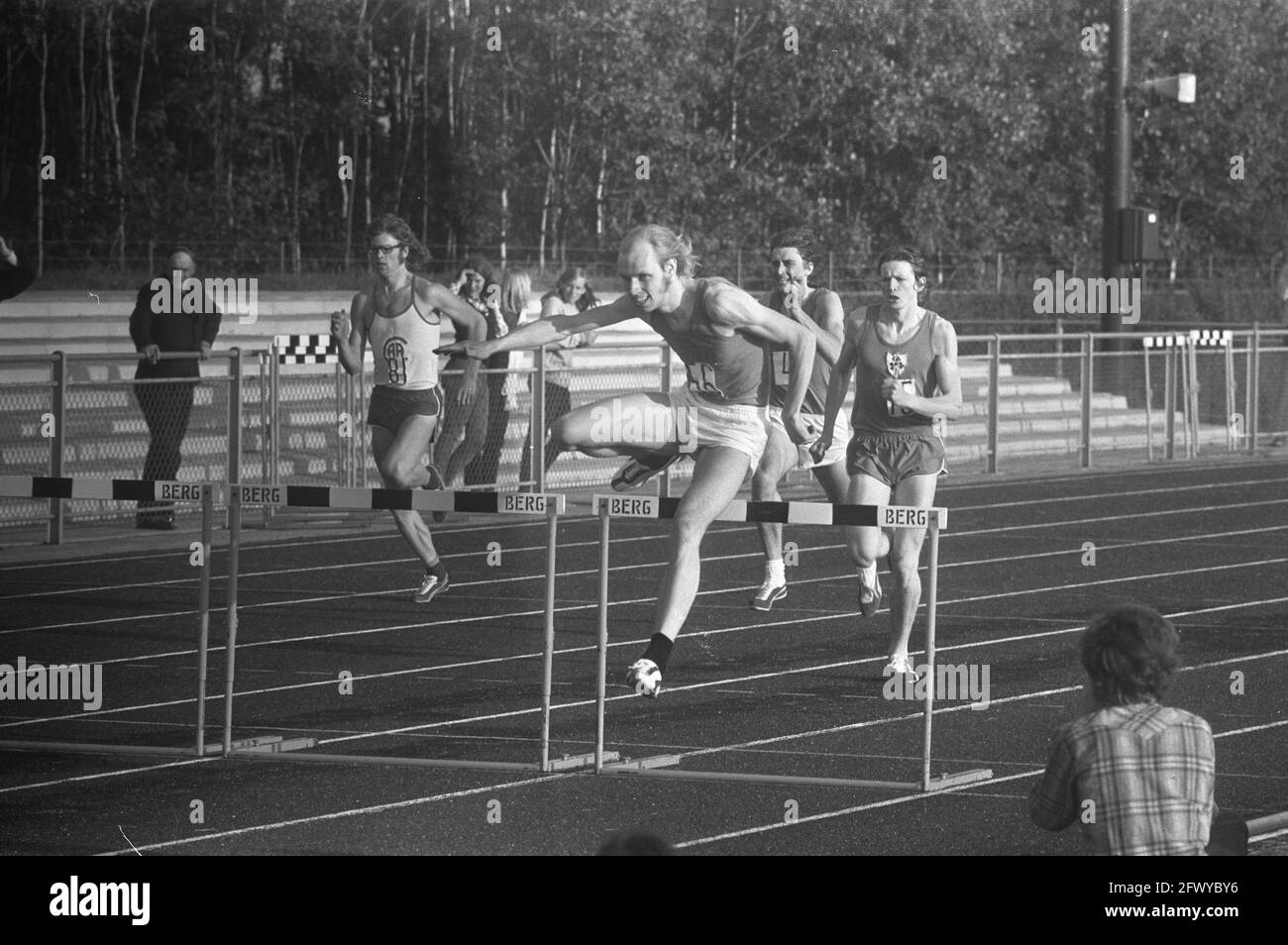 Athlétisme pays-Bas contre Irlande à Drachten, 400 mètres haies, J. Struyk (devant, numéro 56), 12 juillet 1972, athlétisme, Pays-Bas Banque D'Images