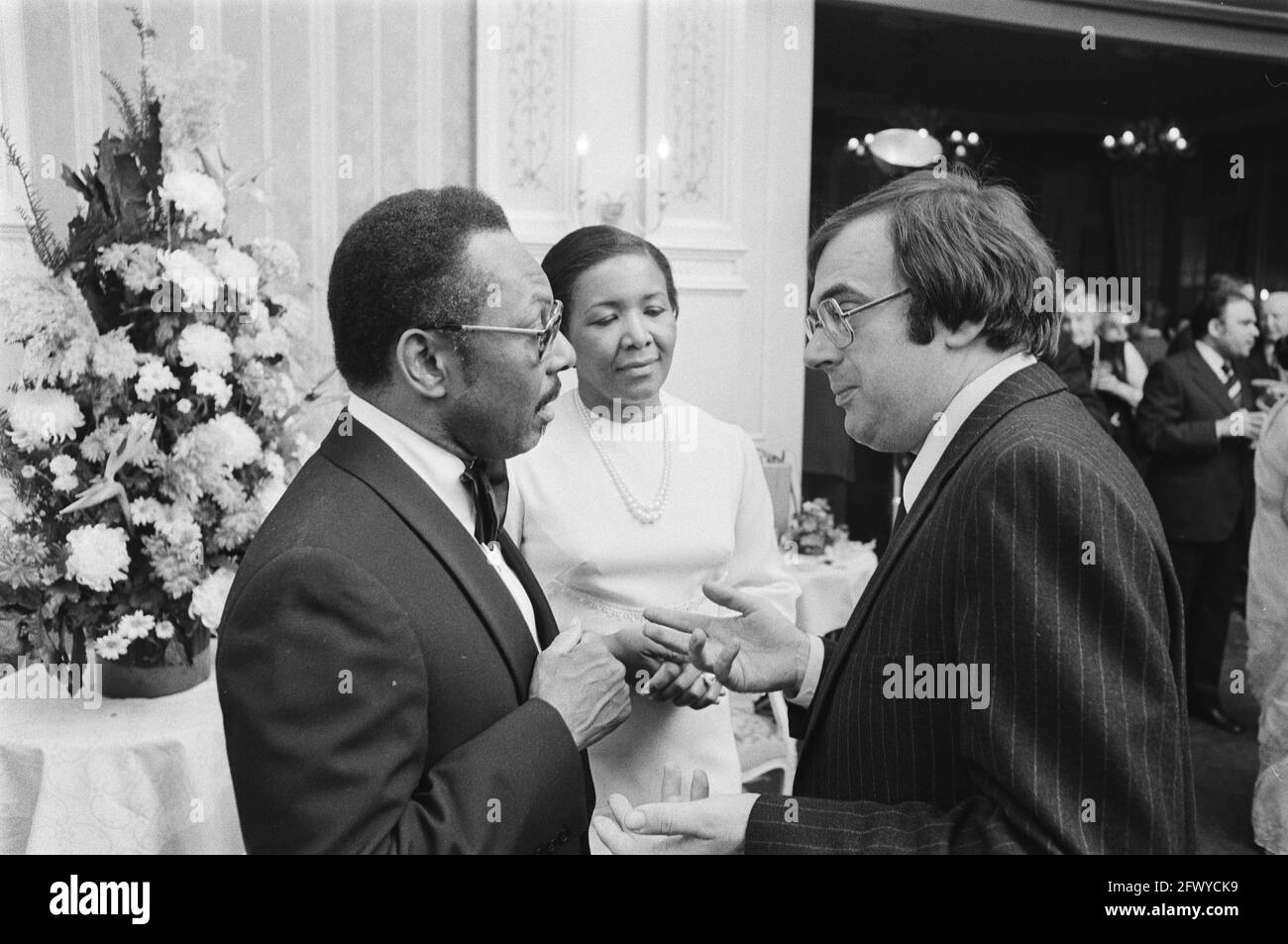 Réception au château d'Oud-Wassenaar par l'ambassadeur surinamais Van EER on L'occasion d'un an de la République du Suriname Van EER et sa femme sont congra Banque D'Images