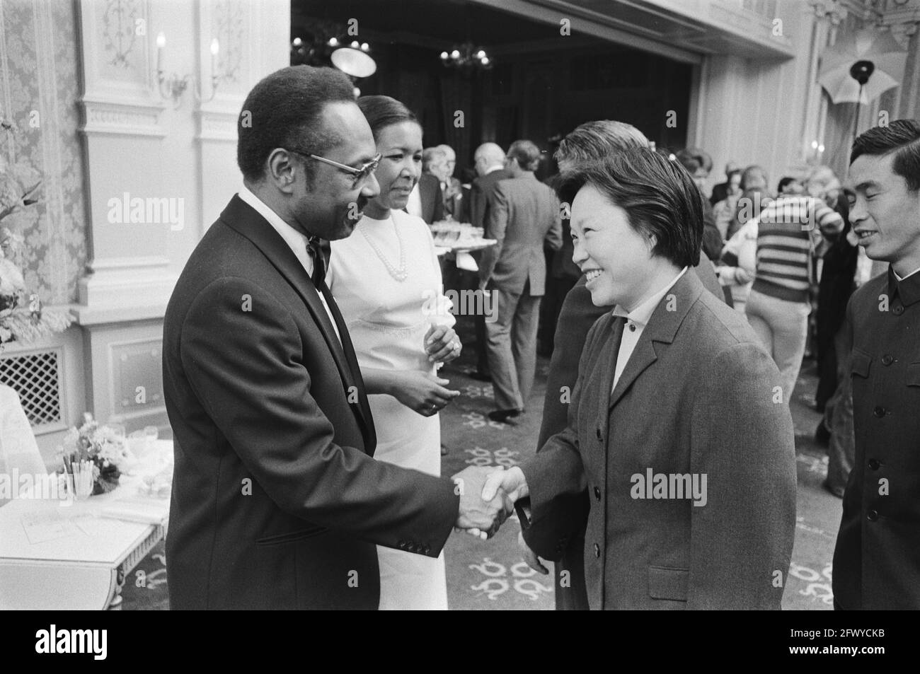 Réception au château Oud Wassenaar de l'ambassadeur surinamais Van EER à l'occasion d'un an de la République du Suriname, 25 novembre 1976, ambassad Banque D'Images