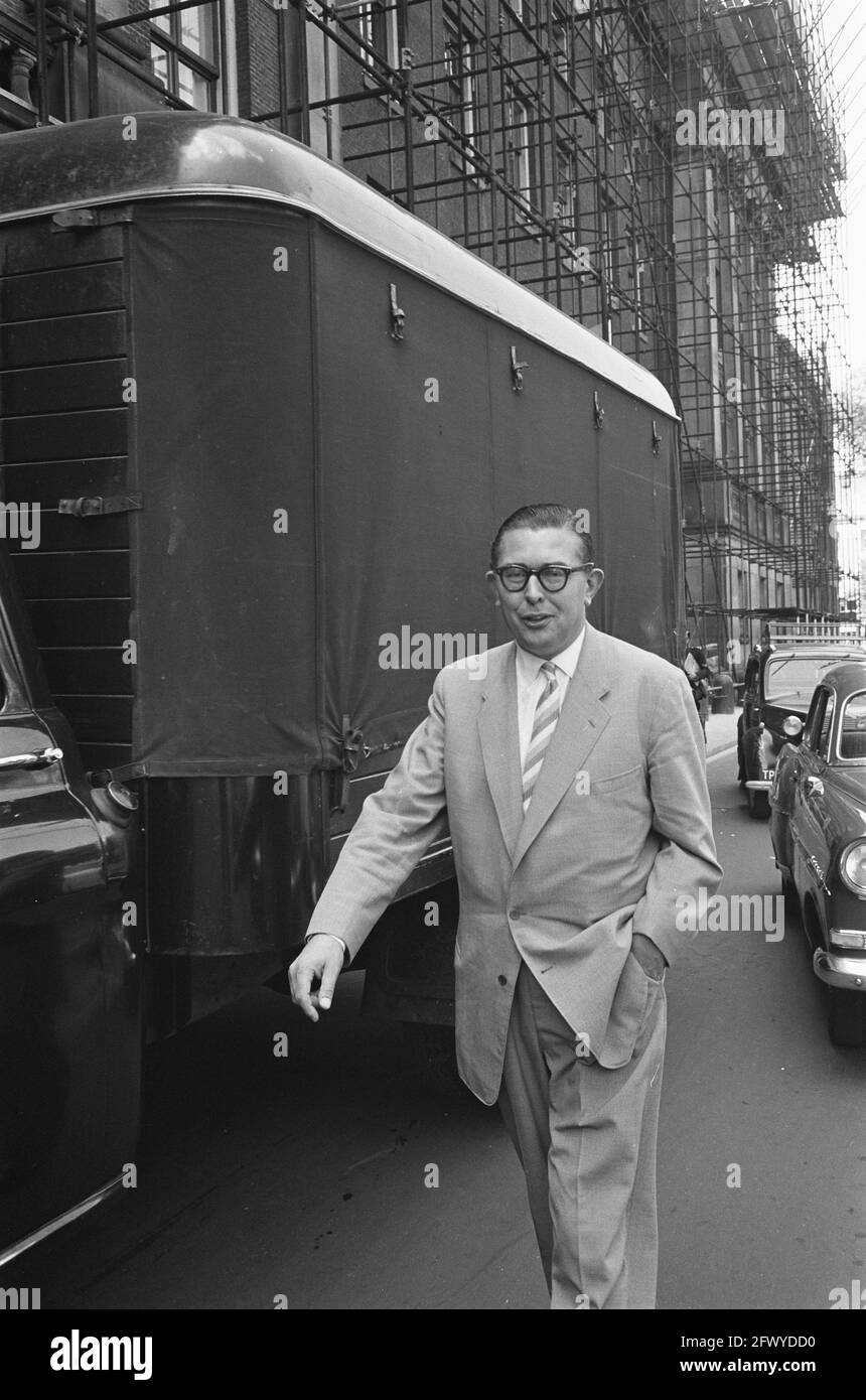 Procès des faussaires; M. Cammelbeeck qui quitte la salle d'audience, 21 juin 1961, procès, contrefaçon, Pays-Bas, agence de presse du XXe siècle Banque D'Images