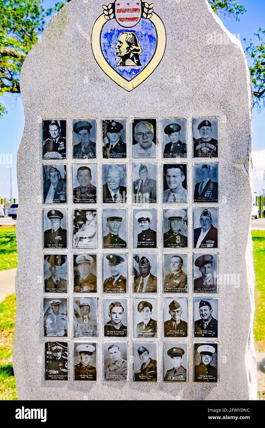 Les pierres à tête comportant des photographies et des inscriptions rendent hommage aux récipiendaires locaux du cœur violet, le 8 mai 2021, au parc Guice à Biloxi, Mississippi. Banque D'Images