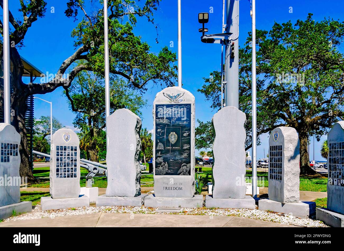 Des pierres à tête comportant des photographies et des inscriptions rendent hommage aux anciens combattants locaux de la première et de la Seconde Guerre mondiale au parc Guice de Biloxi, Mississippi. Banque D'Images