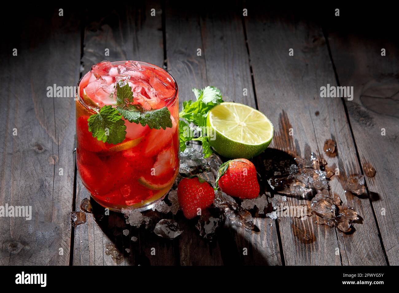 Fraisier frais sur fond sombre. Concept des boissons d'été. Banque D'Images