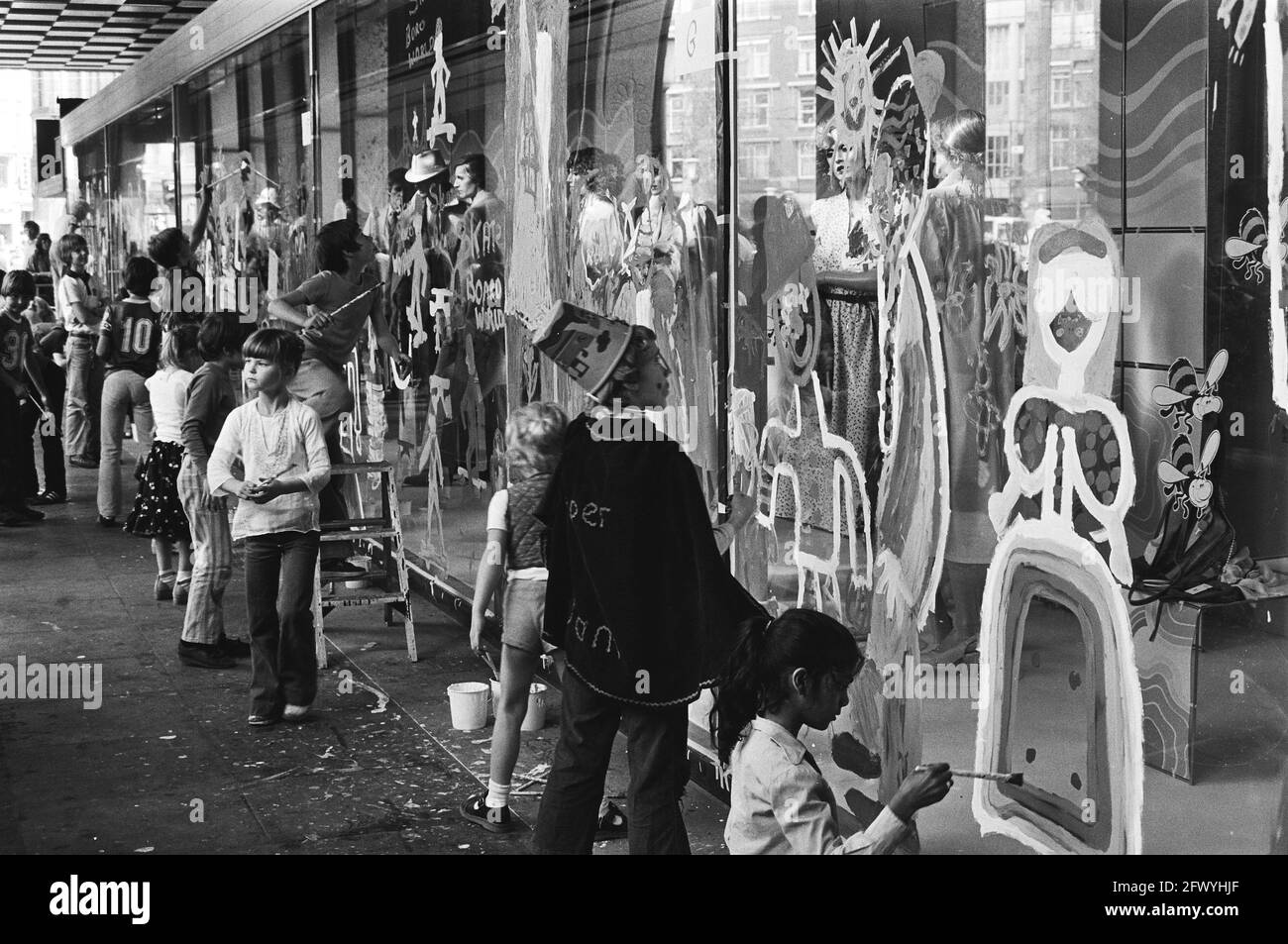 vitrines, enfants, peinture, vêtements, grands magasins, 30 mai 1979, vitrines, enfants, vêtements, Peinture, grands magasins, pays-Bas, agence de presse du XXe siècle photo, news to remember, documentaire, photographie historique 1945-1990, histoires visuelles, L'histoire humaine du XXe siècle, immortaliser des moments dans le temps Banque D'Images