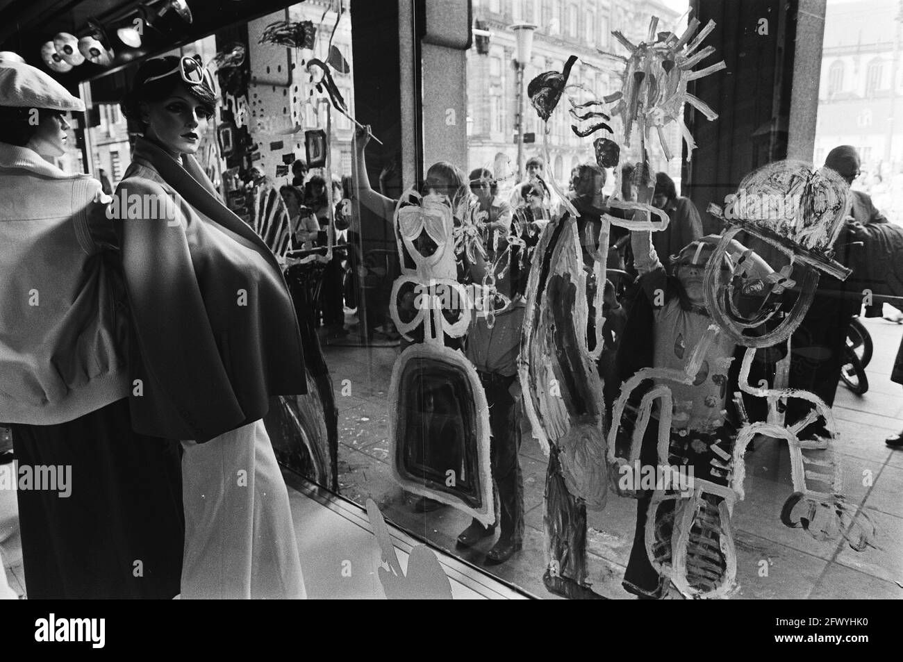 Vitrines, enfants, peinture, vêtements, grands magasins, 30 mai 1979, vitrines, enfants, vêtements, Peinture, grands magasins, pays-Bas, agence de presse du XXe siècle photo, news to remember, documentaire, photographie historique 1945-1990, histoires visuelles, L'histoire humaine du XXe siècle, immortaliser des moments dans le temps Banque D'Images