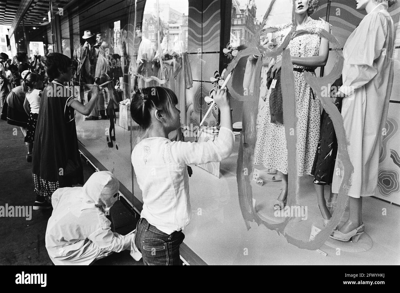 vitrines, enfants, peinture, vêtements, grands magasins, 30 mai 1979, vitrines, enfants, vêtements, Peinture, grands magasins, pays-Bas, agence de presse du XXe siècle photo, news to remember, documentaire, photographie historique 1945-1990, histoires visuelles, L'histoire humaine du XXe siècle, immortaliser des moments dans le temps Banque D'Images