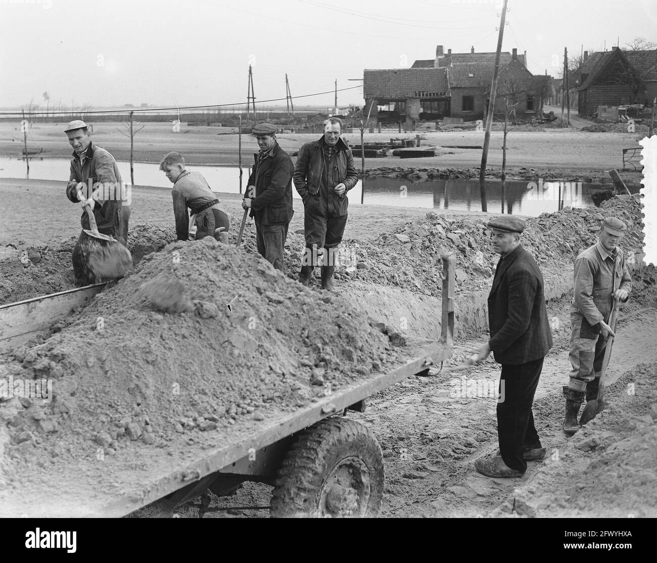 Ouwerkerk accessible de nouveau par terre, retour des familles, 21 décembre 1953, pays-Bas, Agence de presse du XXe siècle photo, nouvelles à retenir, documentaire, photographie historique 1945-1990, histoires visuelles, L'histoire humaine du XXe siècle, immortaliser des moments dans le temps Banque D'Images