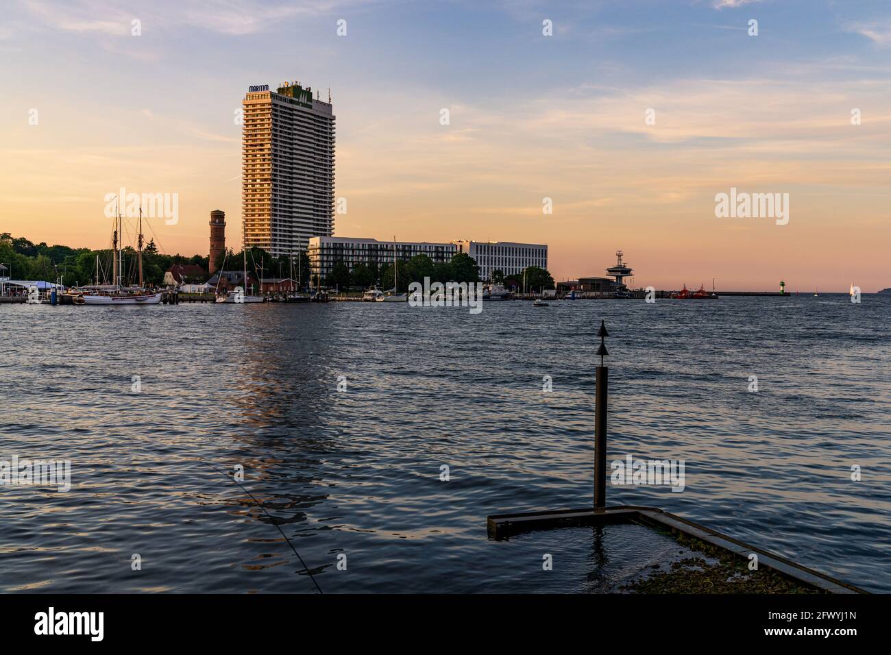 Travemuende, Schleswig-Holstein, Allemagne - 17 juin 2020 : le vieux phare et l'hôtel Maritime dans la lumière du soir Banque D'Images