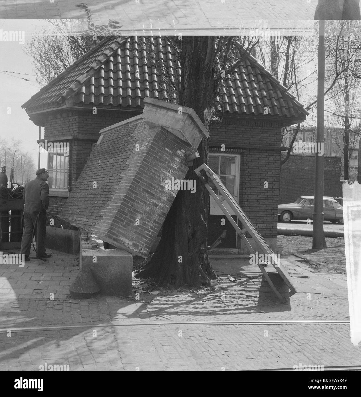 Voiture contre le mur du dépôt de tramway, 3 mai 1962, Autos, dépôts de tramway, Murs, pays-Bas, Agence de presse du XXe siècle photo, nouvelles à retenir, documentaire, photographie historique 1945-1990, histoires visuelles, L'histoire humaine du XXe siècle, immortaliser des moments dans le temps Banque D'Images