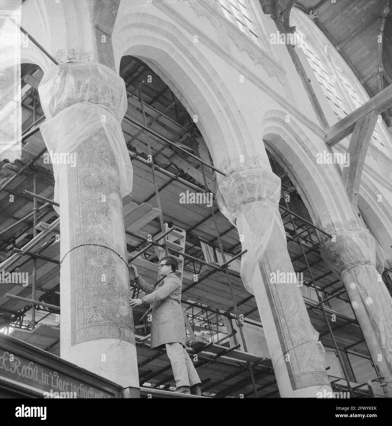 Restauration de la vieille église à l'Oudekerksplein, le restaurateur à l'œuvre, 12 avril 1965, églises, restaurateurs, restaurations, Pays-Bas, Agence de presse du XXe siècle photo, nouvelles à retenir, documentaire, photographie historique 1945-1990, histoires visuelles, L'histoire humaine du XXe siècle, immortaliser des moments dans le temps Banque D'Images