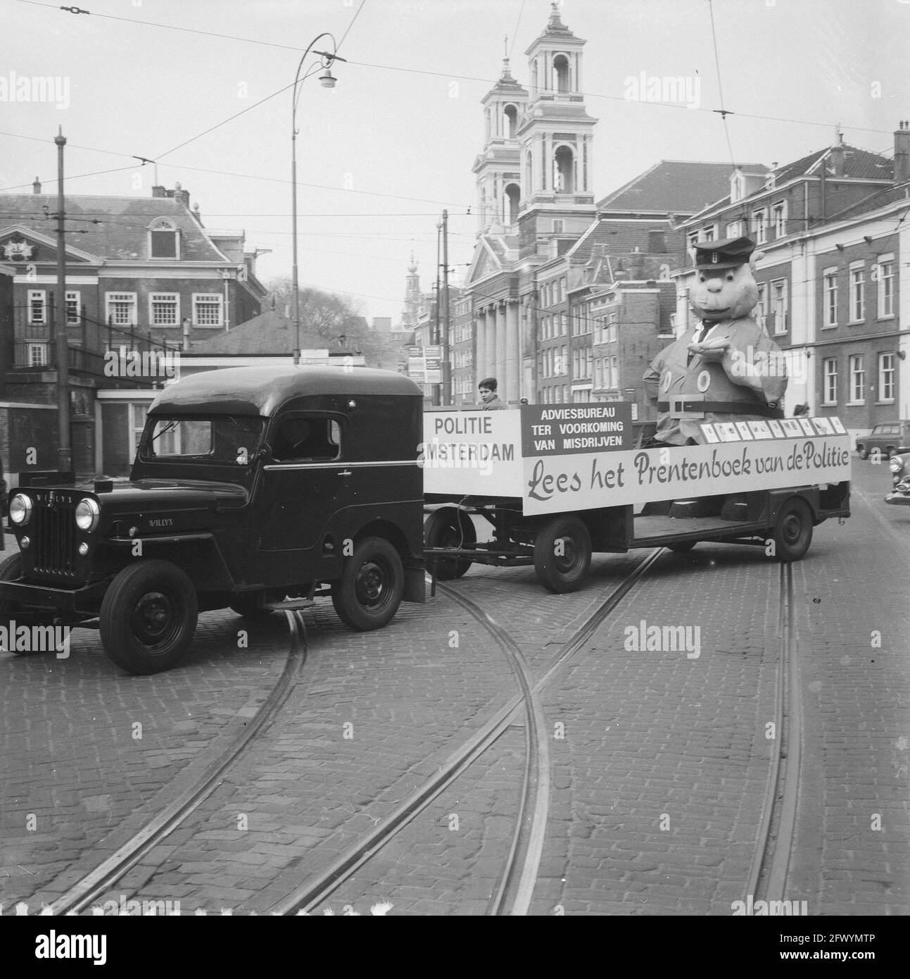 Livre d'images de conduite de la police d'Amsterdam, 1er mai 1958, propagande, wagons, Pays-Bas, Agence de presse du XXe siècle photo, nouvelles à retenir, documentaire, photographie historique 1945-1990, histoires visuelles, L'histoire humaine du XXe siècle, immortaliser des moments dans le temps Banque D'Images