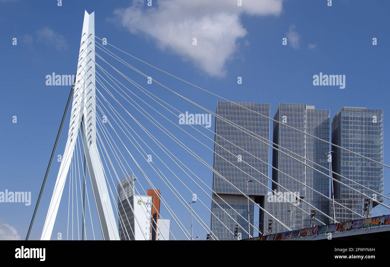 Rotterdam, pays-Bas. 21 mai 2021. Le pont Erasmus conçu par la société d'architecture Van Berkel & Bos (Ben van Berkel et Caroline Bos) devant les gratte-ciel de Rotterdam et la tour KPN. Credit: Soeren Stache/dpa-Zentralbild/dpa/Alay Live News Banque D'Images