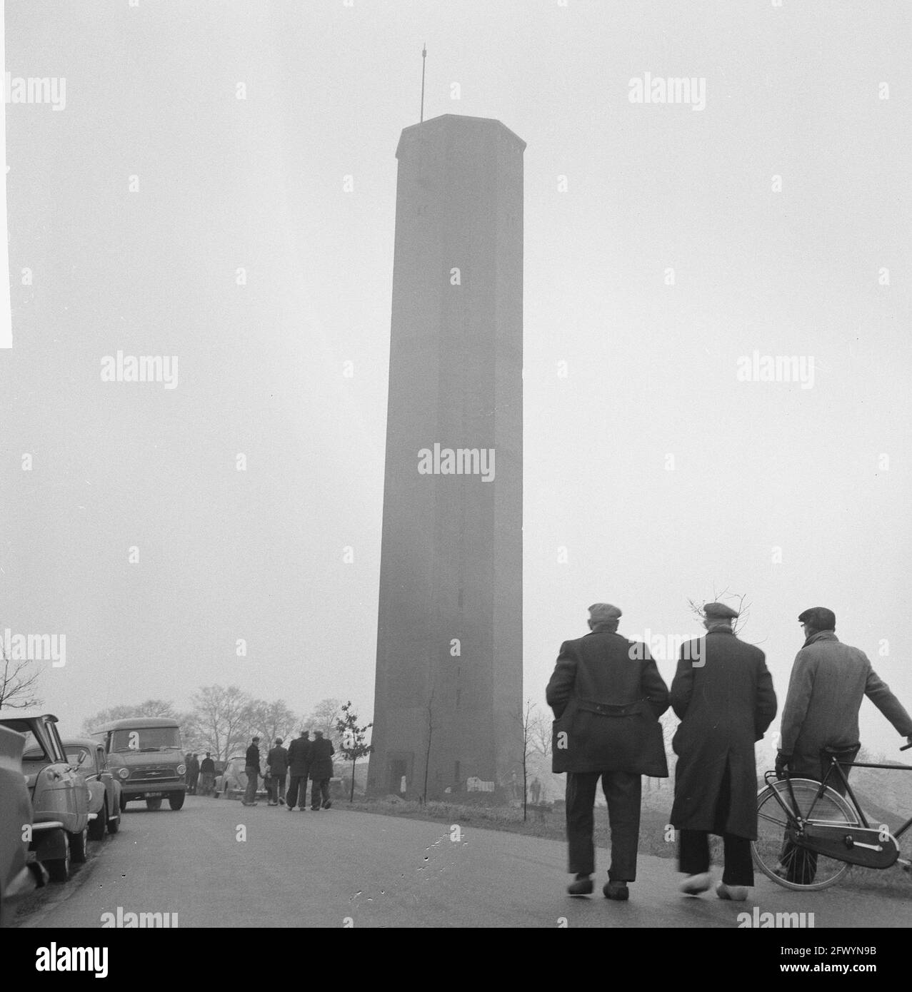 La tour d'eau de Dalfsen a explosé; trois hommes ont vue la tour avant l'explosion, 14 décembre 1965, démolition, public, Water Towers, pays-Bas, agence de presse du XXe siècle photo, news to remember, documentaire, photographie historique 1945-1990, histoires visuelles, L'histoire humaine du XXe siècle, immortaliser des moments dans le temps Banque D'Images