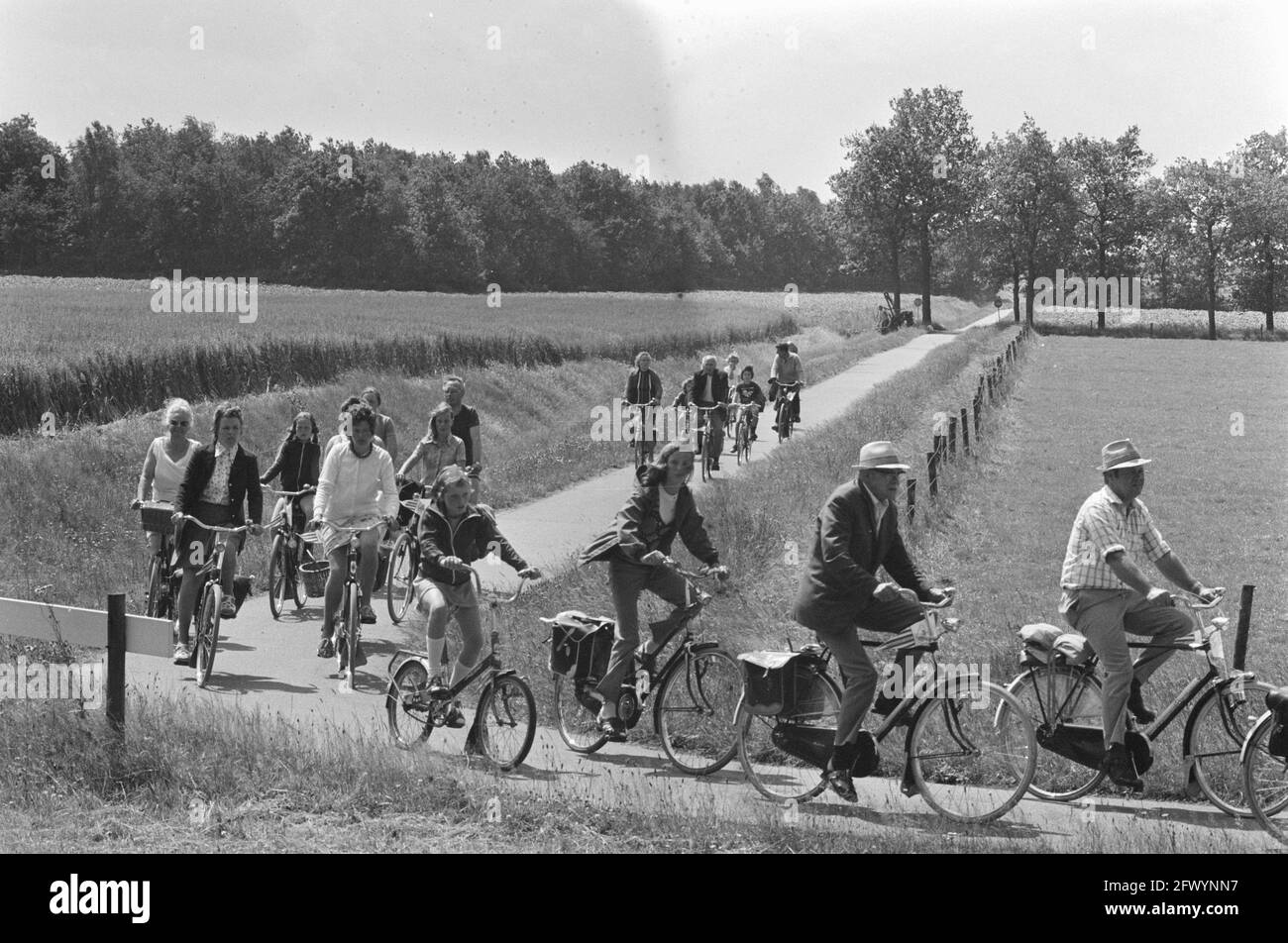 Événement de vélo à quatre roues à Drenthe, 10 juillet 1974, pays-Bas, agence de presse du XXe siècle photo, news to Remember, documentaire, photographie historique 1945-1990, histoires visuelles, L'histoire humaine du XXe siècle, immortaliser des moments dans le temps Banque D'Images