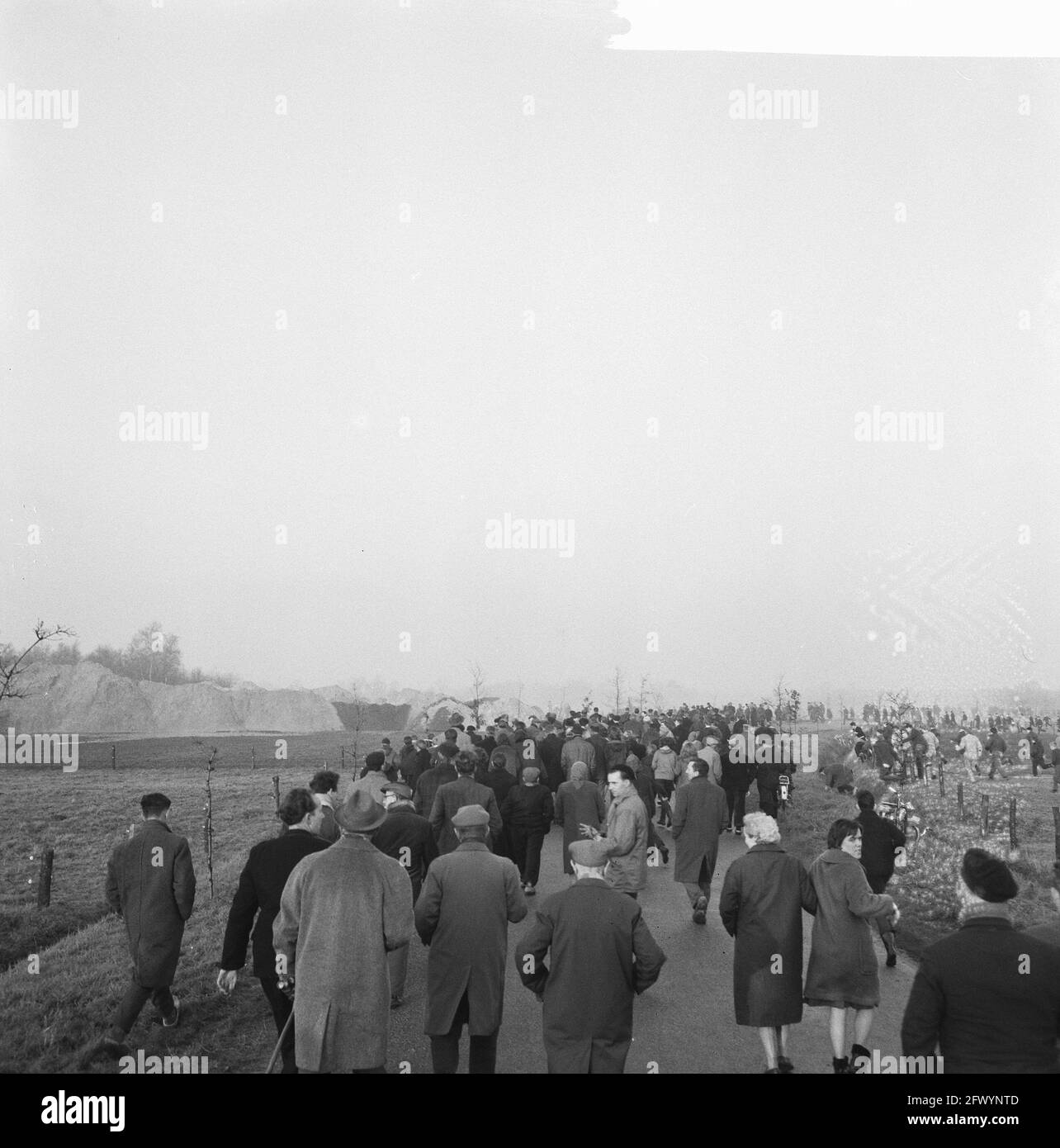 La tour d'eau de Dalfsen a explosé ; les spectateurs voient le spectacle, 14 décembre 1965, démolition, public, Water Towers, pays-Bas, agence de presse du XXe siècle photo, news to remember, documentaire, photographie historique 1945-1990, histoires visuelles, L'histoire humaine du XXe siècle, immortaliser des moments dans le temps Banque D'Images