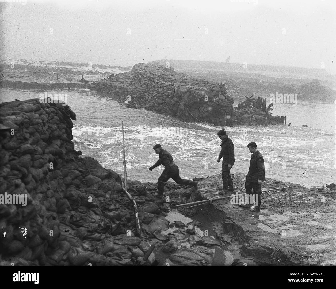 Rilland Bath entre dans la quatrième route le trou dans la digue, 3 mars 1953, digues, trous, Pays-Bas, Agence de presse du XXe siècle photo, nouvelles à retenir, documentaire, photographie historique 1945-1990, histoires visuelles, L'histoire humaine du XXe siècle, immortaliser des moments dans le temps Banque D'Images