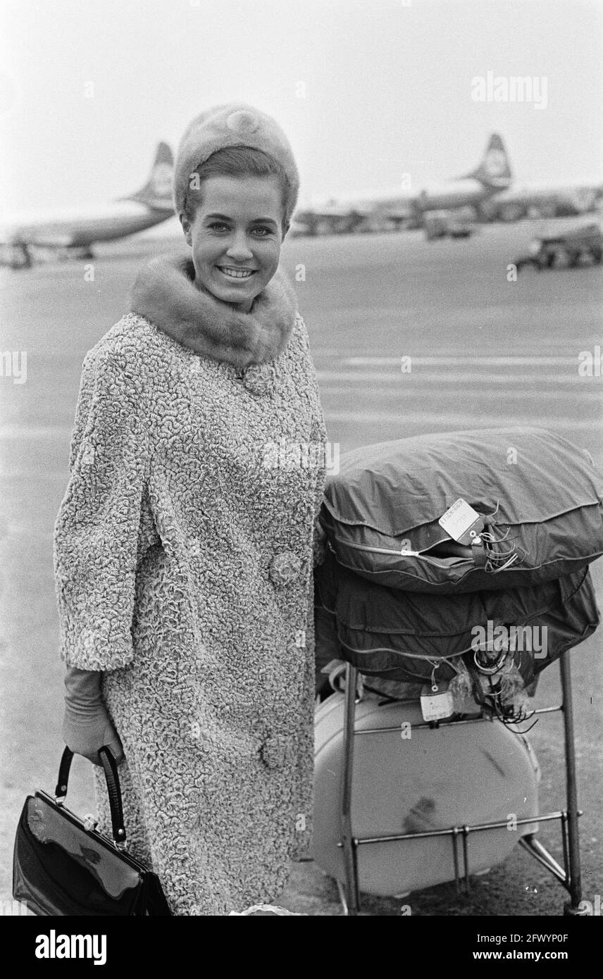 Rina Lodders de l'Amérique à l'aéroport de Schiphol avec ses bagages à l'aéroport froid de Schiphol, 4 mars 1964, pays-Bas, agence de presse du XXe siècle photo, nouvelles à retenir, documentaire, photographie historique 1945-1990, histoires visuelles, L'histoire humaine du XXe siècle, immortaliser des moments dans le temps Banque D'Images