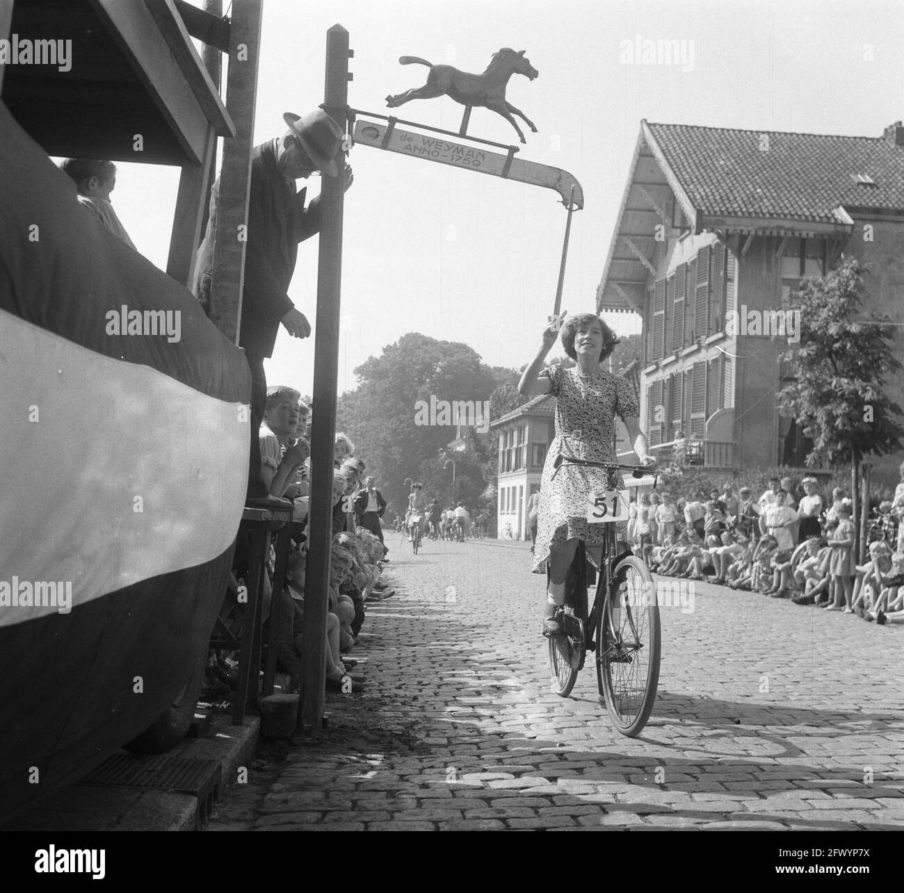 Anneau piquant sur vélo à Santpoort, 31 juillet 1951, RINGSTEKEN, bicyclettes, Pays-Bas, Agence de presse du XXe siècle photo, nouvelles à retenir, documentaire, photographie historique 1945-1990, histoires visuelles, L'histoire humaine du XXe siècle, immortaliser des moments dans le temps Banque D'Images