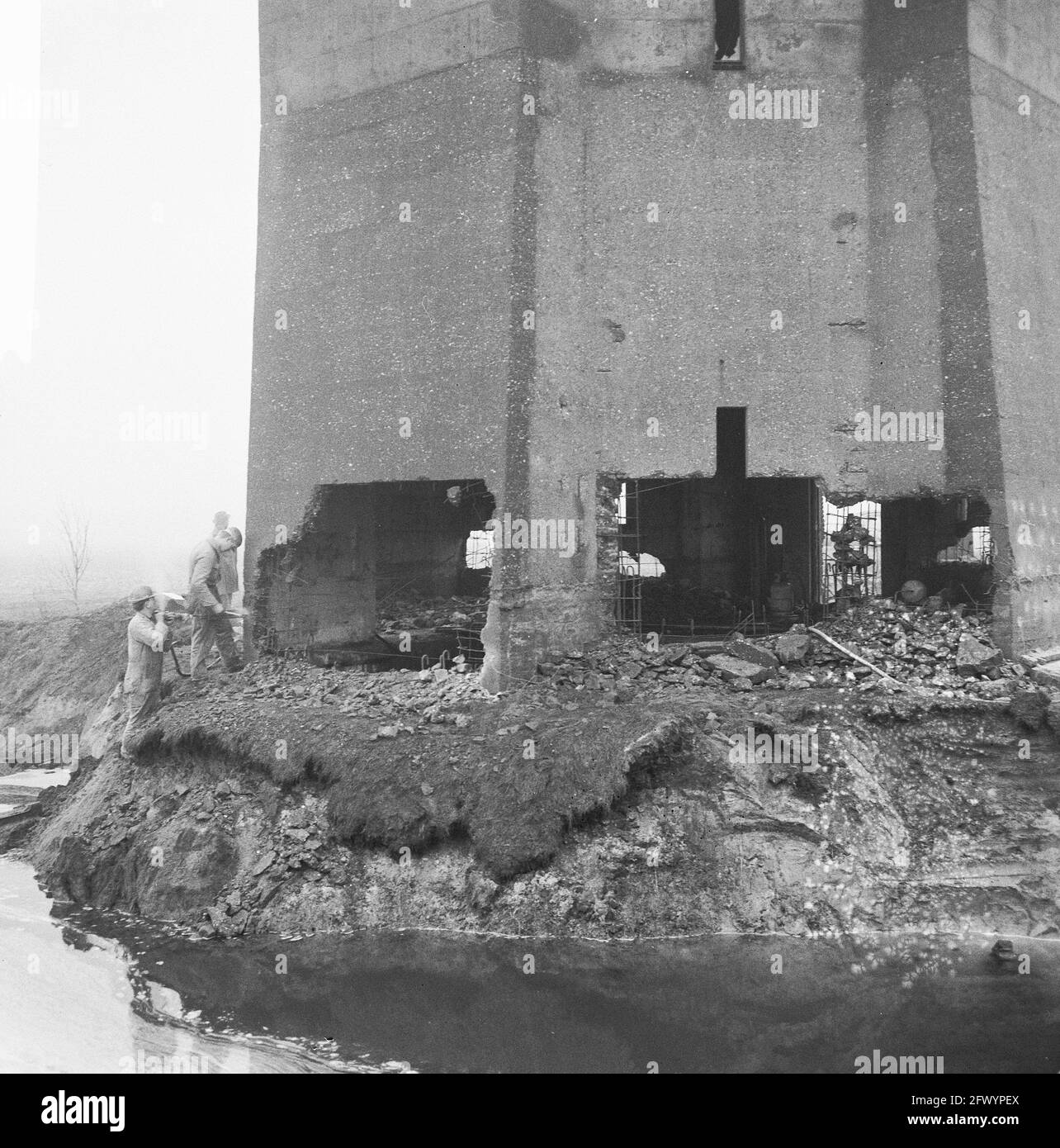 La tour d'eau de Dalfsen est en explosion; vue des explosifs installés au fond de la tour, 14 décembre 1965, démolition, explosifs, Pays-Bas, Agence de presse du XXe siècle photo, nouvelles à retenir, documentaire, photographie historique 1945-1990, histoires visuelles, L'histoire humaine du XXe siècle, immortaliser des moments dans le temps Banque D'Images
