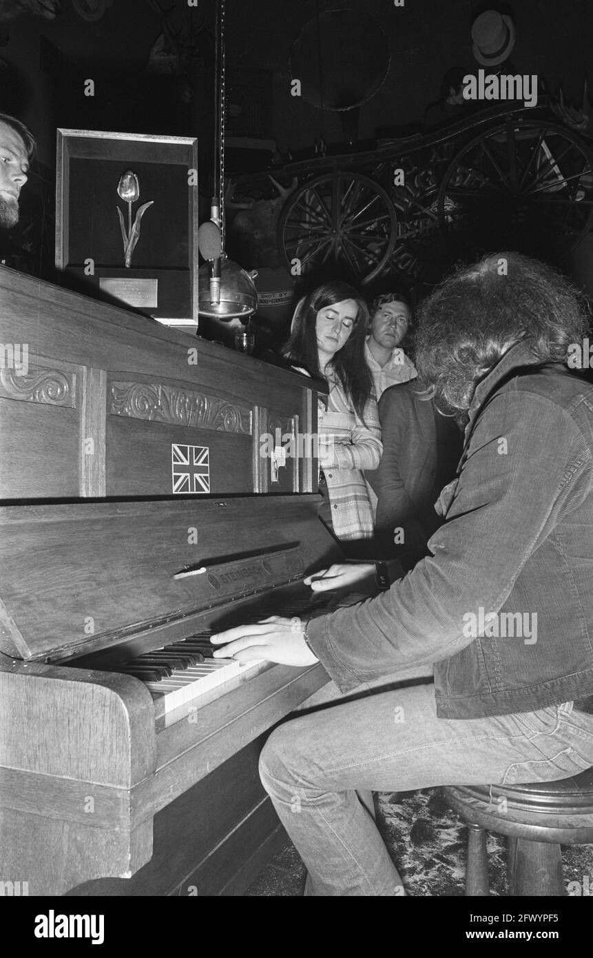 Rob Hoeke (à gauche) a reçu Golden Tulip, le 21 septembre 1972, pianistes, pays-Bas, agence de presse du xxe siècle photo, nouvelles à retenir, documentaire, photographie historique 1945-1990, histoires visuelles, L'histoire humaine du XXe siècle, immortaliser des moments dans le temps Banque D'Images