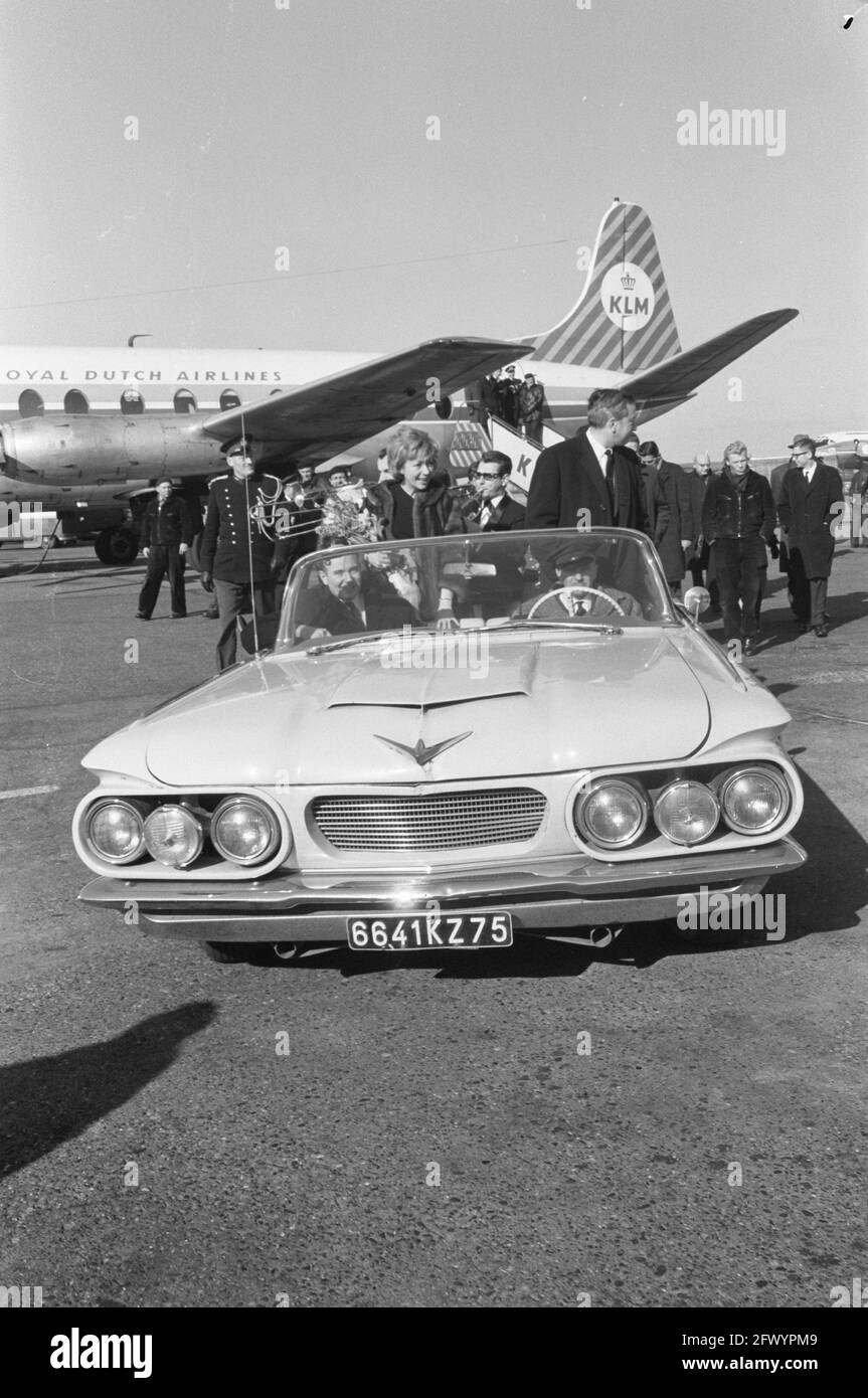 Robert Dhery, le réalisateur français du film la Belle américaine avec la femme et l'actrice Colette Brosset à l'aéroport de Schiphol (+ la voiture Belle américaine originale, sur laquelle mon texte Fair Lady a cassé&#x5d;, 22 février 1962, actrices, voitures, Film, réalisateurs de films, stars de cinéma, aéroports, pays-Bas, agence de presse du xxe siècle photo, nouvelles à retenir, documentaire, photographie historique 1945-1990, histoires visuelles, L'histoire humaine du XXe siècle, immortaliser des moments dans le temps Banque D'Images