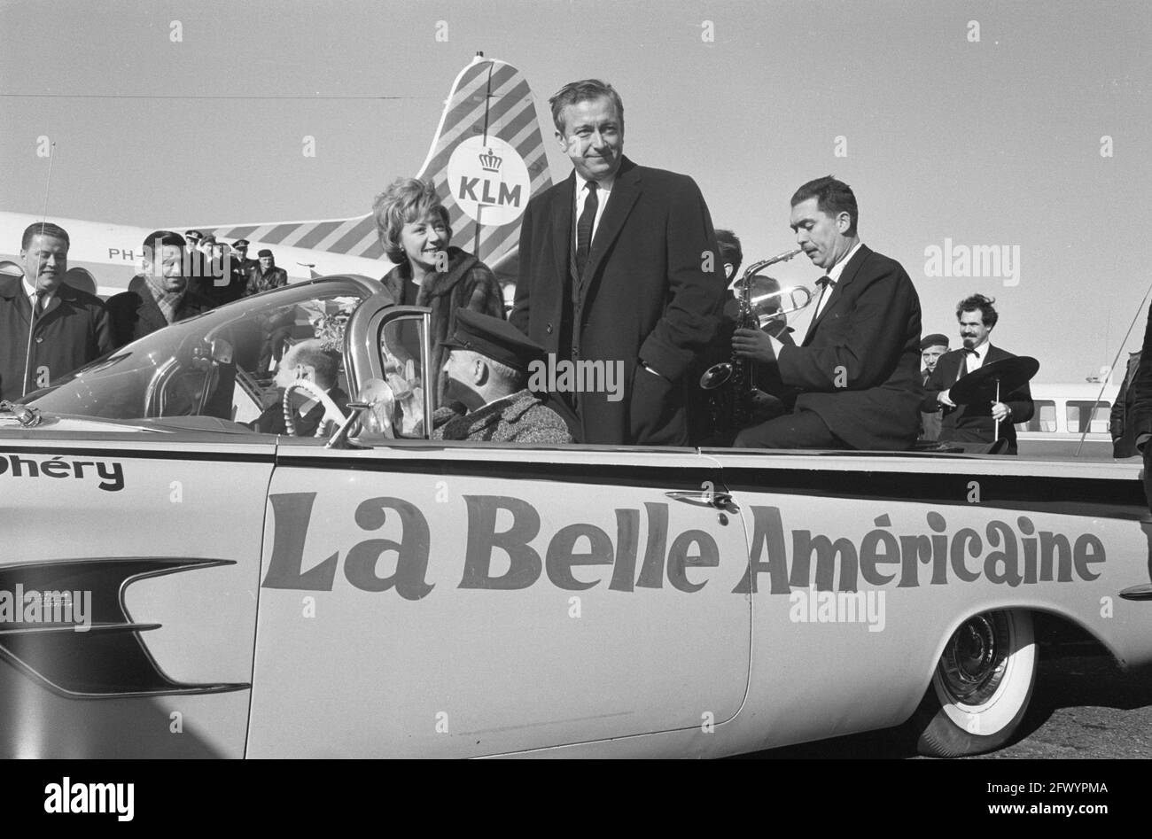 Robert Dhery, le réalisateur français du film la Belle américaine avec la femme et l'actrice Colette Brosset à l'aéroport de Schiphol (+ la voiture Belle américaine originale, sur laquelle mon texte Fair Lady a cassé&#x5d;, 22 février 1962, actrices, voitures, Film, réalisateurs de films, stars de cinéma, aéroports, pays-Bas, agence de presse du xxe siècle photo, nouvelles à retenir, documentaire, photographie historique 1945-1990, histoires visuelles, L'histoire humaine du XXe siècle, immortaliser des moments dans le temps Banque D'Images