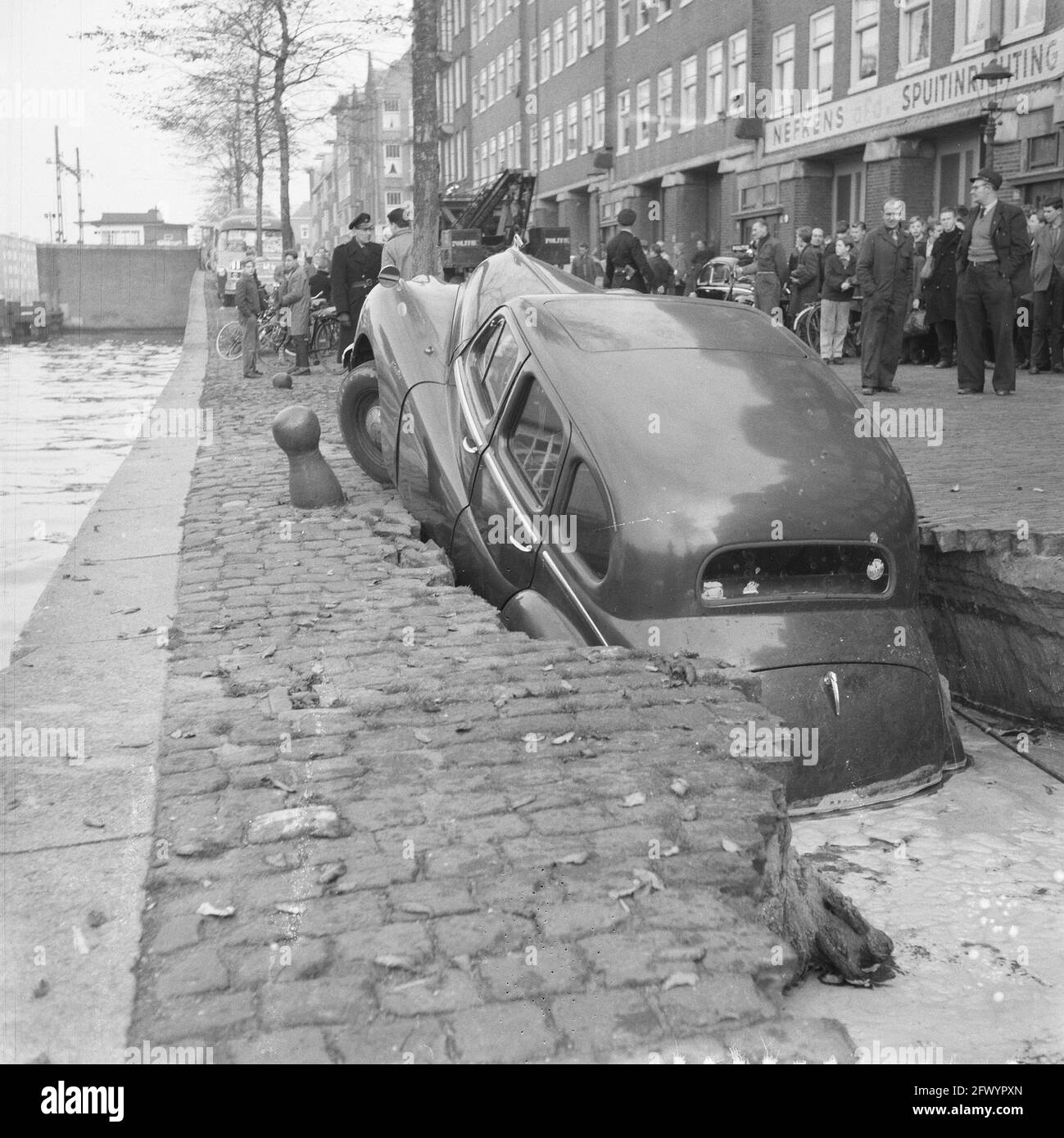 La voiture coule dans un trou sur Kostverlorenkade, 6 novembre 1958, Autos, trous, Pays-Bas, Agence de presse du XXe siècle photo, nouvelles à retenir, documentaire, photographie historique 1945-1990, histoires visuelles, L'histoire humaine du XXe siècle, immortaliser des moments dans le temps Banque D'Images