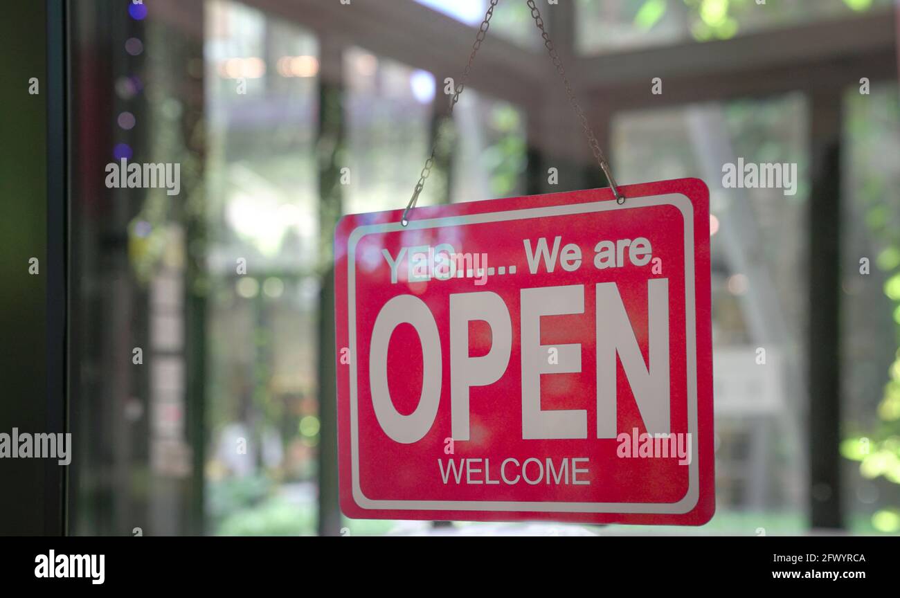 Panneau, Oui, nous sommes ouverts, suspendus sur la porte vitrée d'un restaurant. Banque D'Images Panneau, Oui, nous sommes ouverts, suspendus sur la porte vitrée d'un restaurant. Banque D'Images