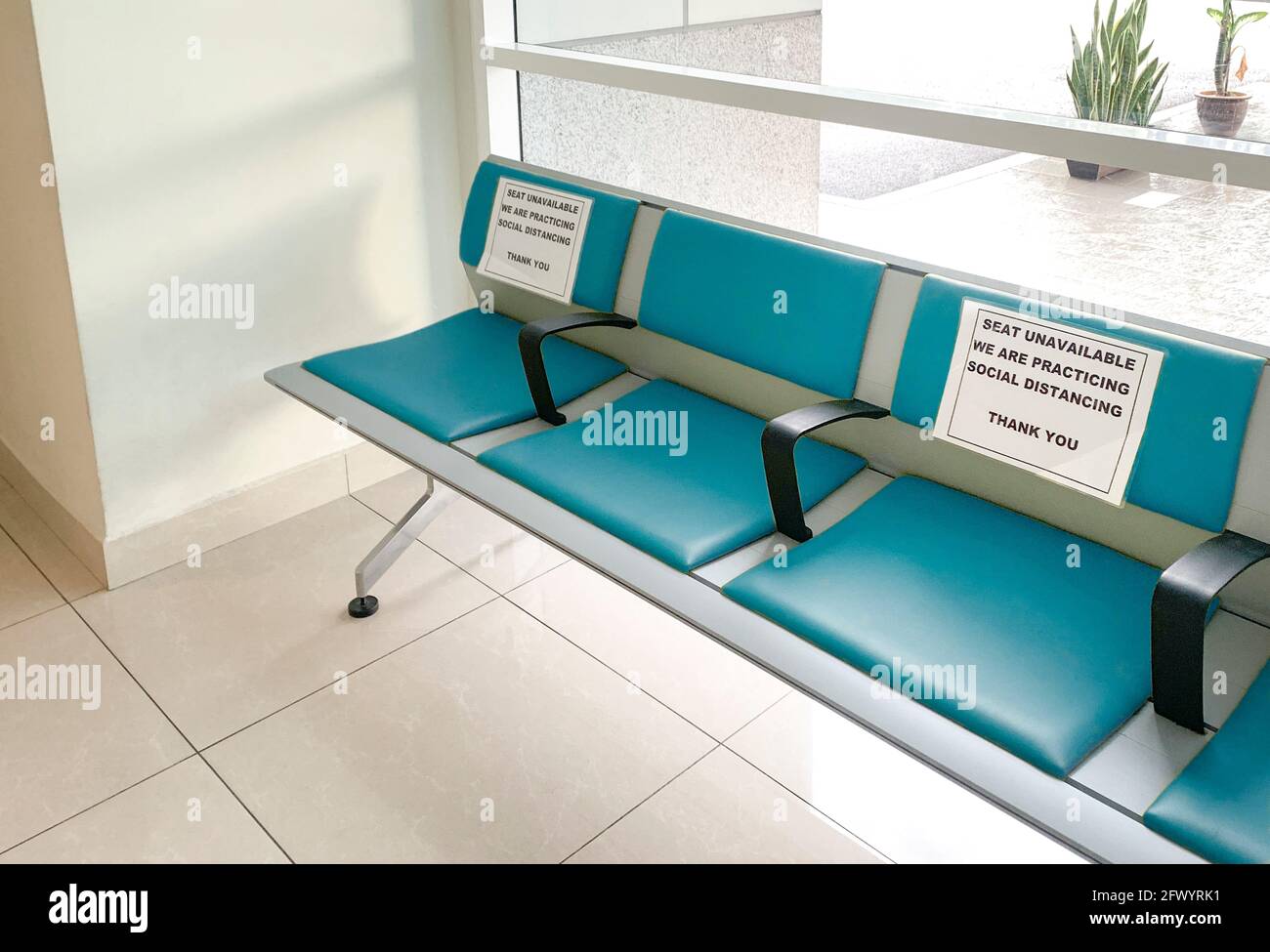 Social distancer les sièges publics avec un message pour protéger contre la propagation du coronavirus dans les hôpitaux et les centres commerciaux. Banque D'Images