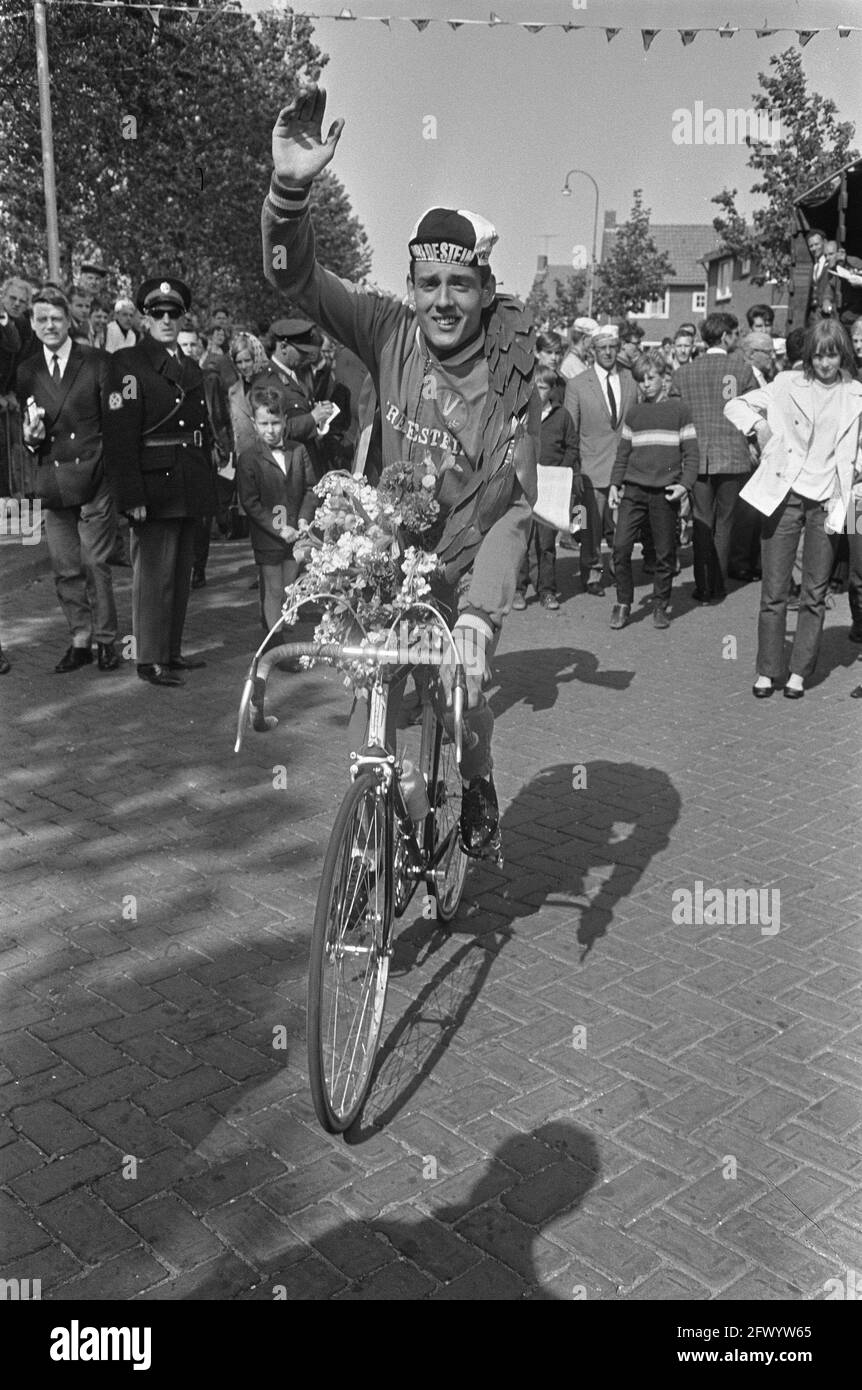 Visite de la Hollande du Sud, le gagnant Harry Jansen avec couronne conduit un tour d'honneur, 20 mai 1967, WIELRENNEN, pays-Bas, agence de presse du xxe siècle photo, nouvelles à retenir, documentaire, photographie historique 1945-1990, histoires visuelles, L'histoire humaine du XXe siècle, immortaliser des moments dans le temps Banque D'Images