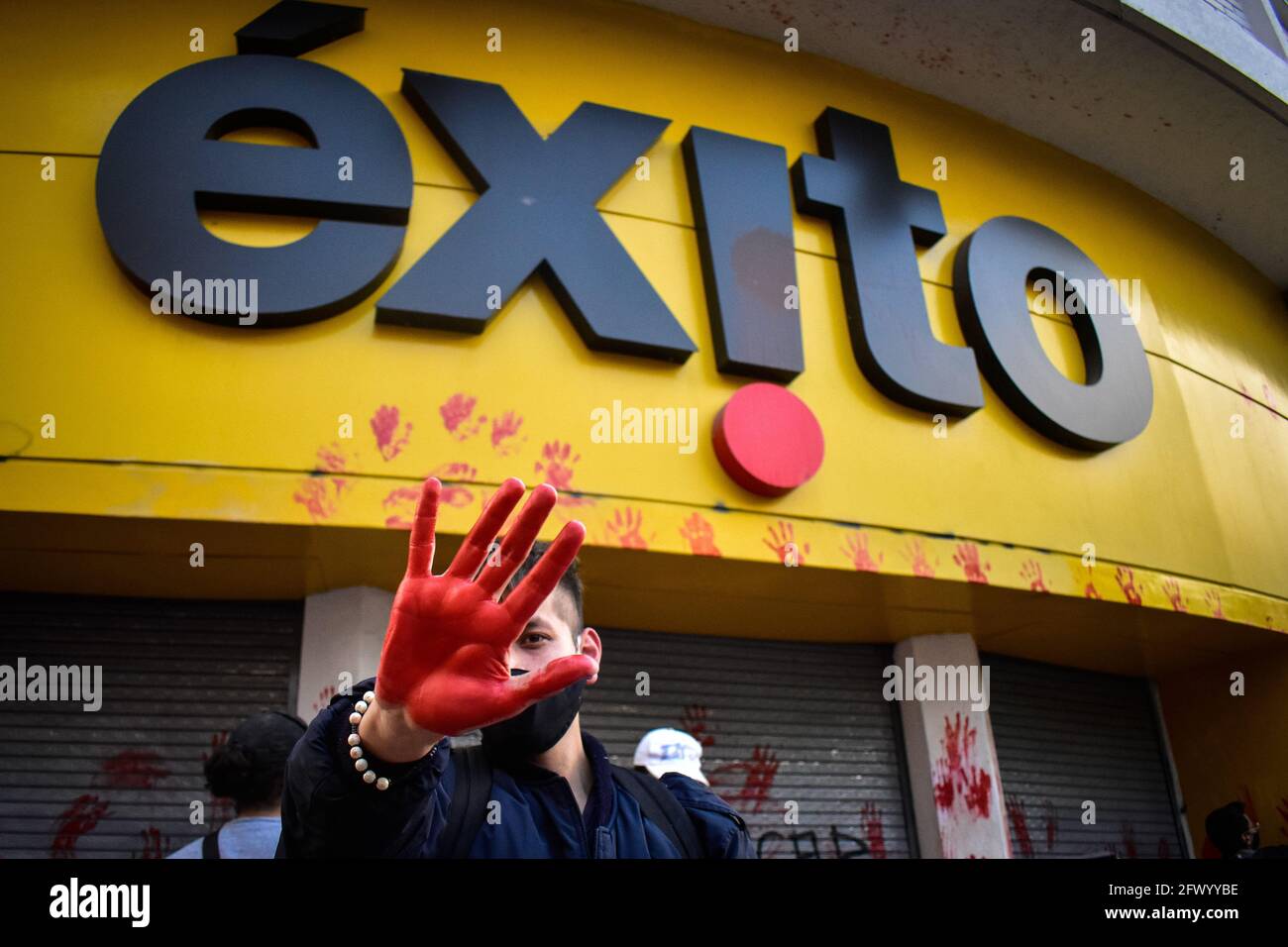 Pasto, Narino, Colombie. 24 mai 2021. Les Demostrateurs peignent avec des empreintes de mains rouges les supermarchés Exito après que plusieurs vidéos sont devenues virales sur les médias sociaux où la police semblait utiliser leurs installations dans plusieurs villes comme centre de torture, à Pasto, Narino le 24 mai 2021 crédit: Camilo Erasso/LongVisual/ZUMA Wire/Alay Live News Banque D'Images