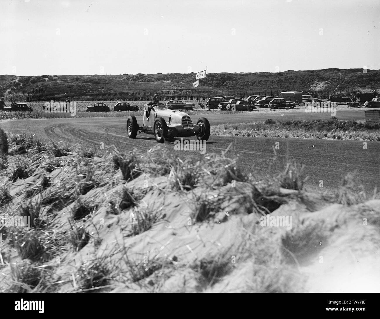 Course automatique à Zandvoort. Dans le virage en épingle à cheveux, 7 août 1948, voitures, sports, pays-Bas, agence de presse du xxe siècle photo, nouvelles à retenir, documentaire, photographie historique 1945-1990, histoires visuelles, L'histoire humaine du XXe siècle, immortaliser des moments dans le temps Banque D'Images