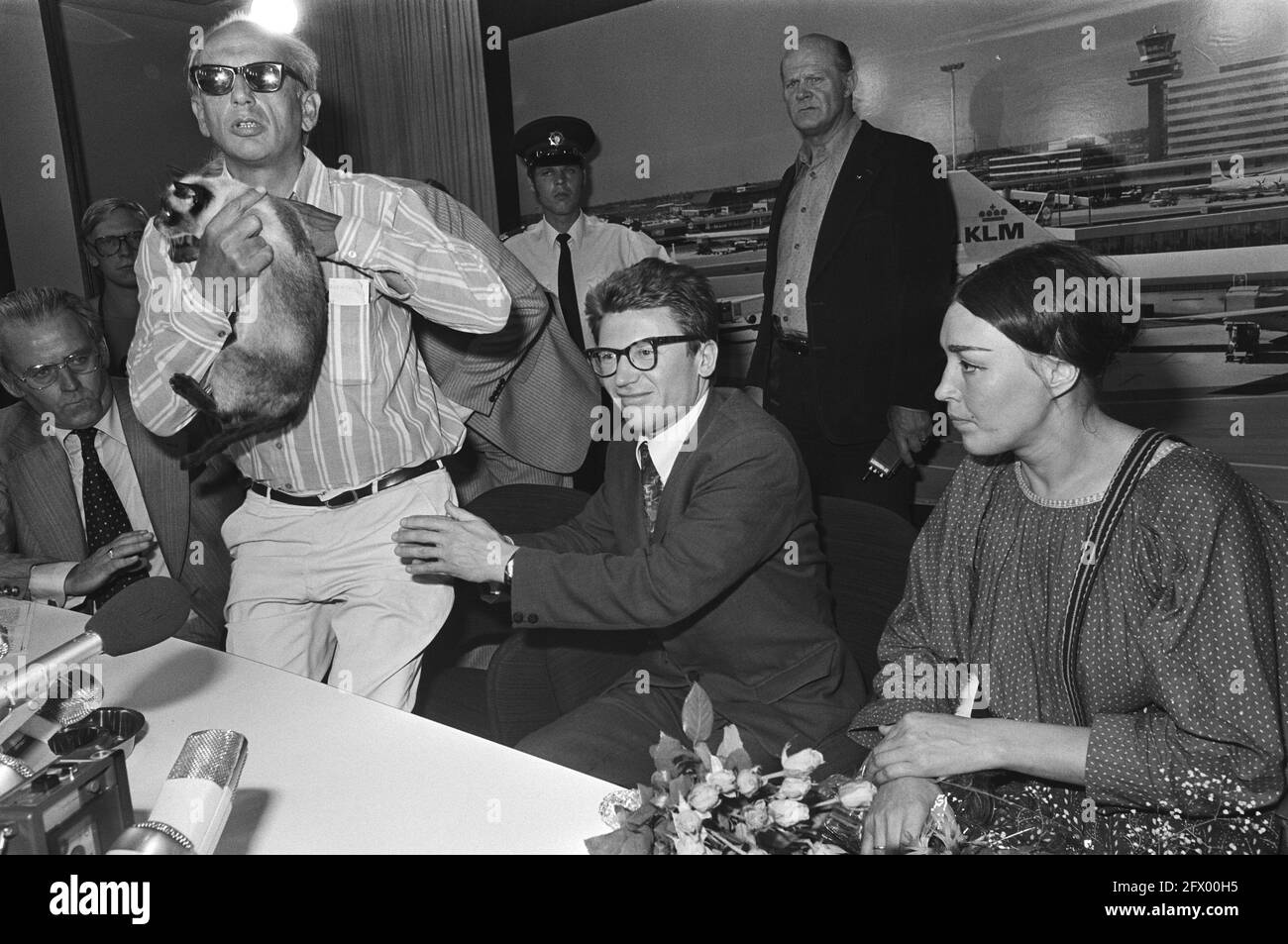 Le dissident russe Amalrik et son mari à l'aéroport de Schiphol, Andrei Amalrik et Cat, 15 juillet 1976, pays-Bas, agence de presse du XXe siècle photo, nouvelles à retenir, documentaire, photographie historique 1945-1990, histoires visuelles, L'histoire humaine du XXe siècle, immortaliser des moments dans le temps Banque D'Images