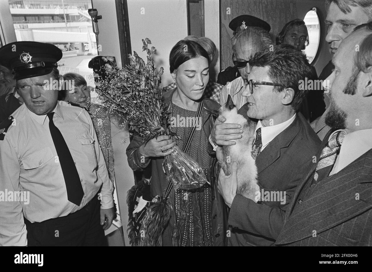 Dissident russe Amalrik et mari à l'aéroport de Schiphol, Andrei Amalrik arrivée, 15 juillet 1976, arrivées, Pays-Bas, Agence de presse du XXe siècle photo, nouvelles à retenir, documentaire, photographie historique 1945-1990, histoires visuelles, L'histoire humaine du XXe siècle, immortaliser des moments dans le temps Banque D'Images