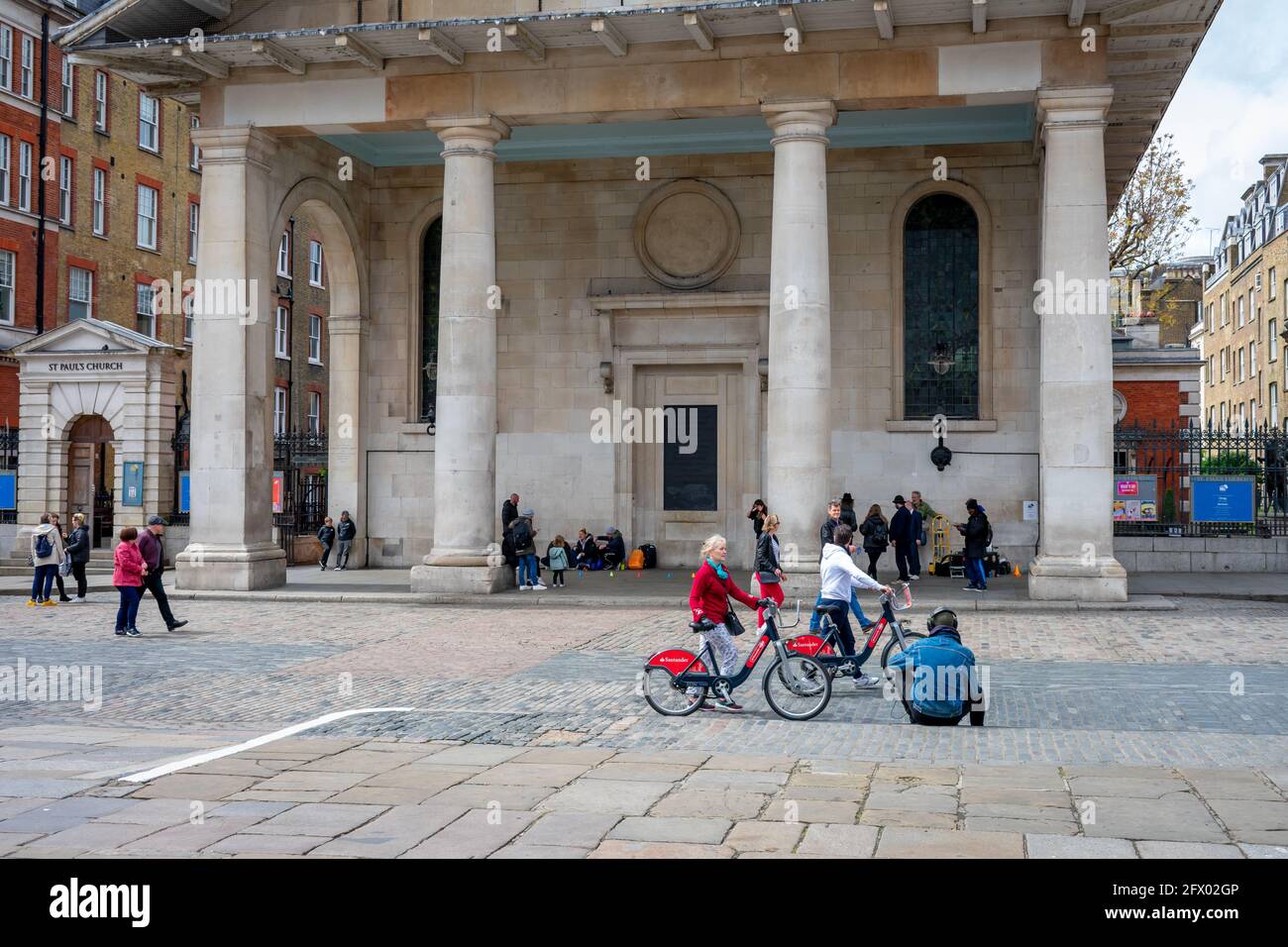 Londres. ROYAUME-UNI- 05.23.2021. La Piazza in Covent Garden avec vue sur l'église Saint-Paul et une foule de visiteurs et de touristes. Banque D'Images