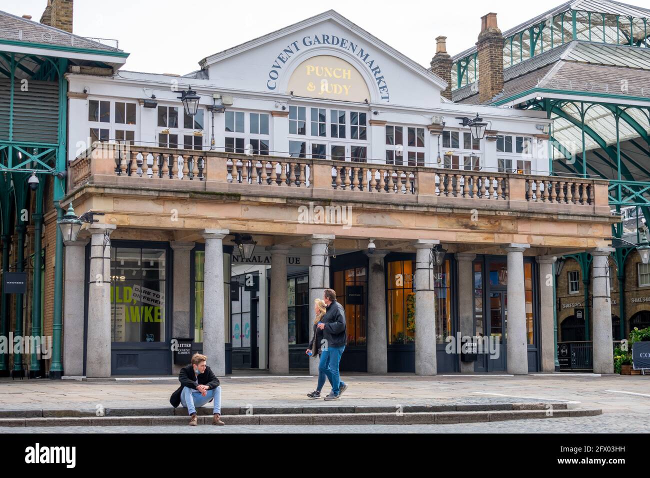 Vue extérieure de Central Avenue dans le marché Covent Garden avec les visiteurs et les touristes revenant en nombre alors que l'Angleterre émerge du confinement de Covid-19. Banque D'Images